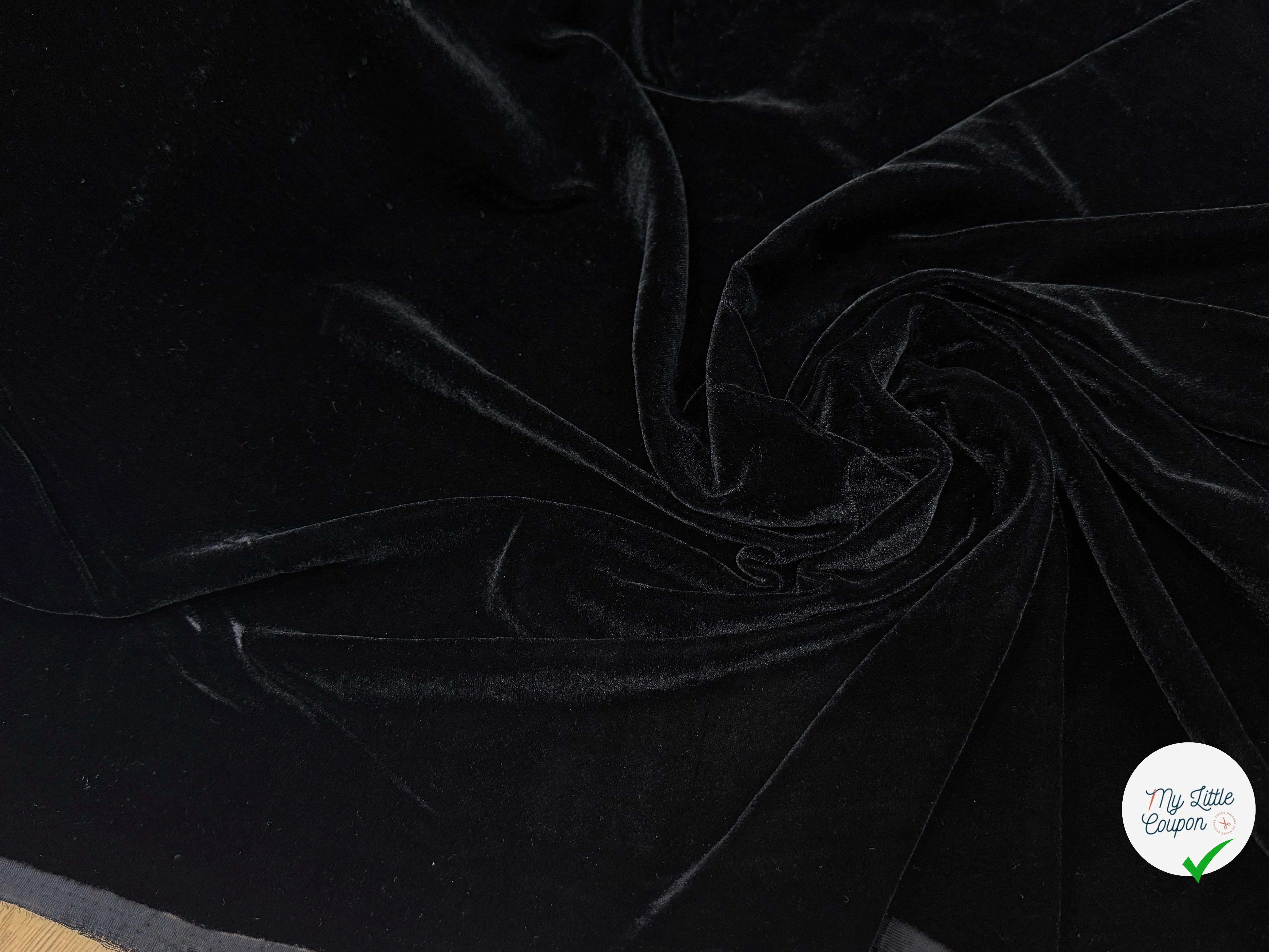 Tissu velours lisse viscose noir royal - détail du tissu