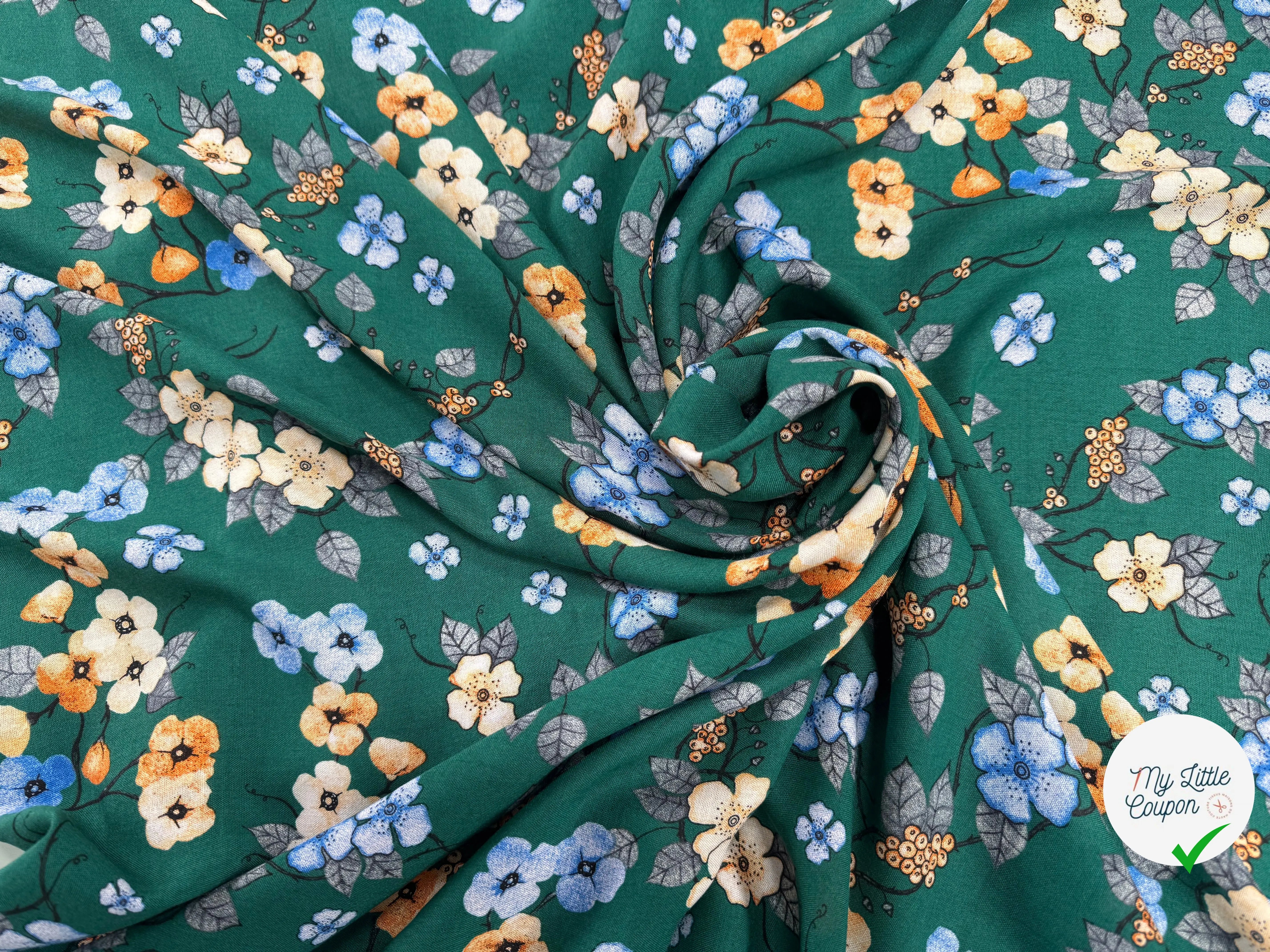 VISCOSE À FLEURS JAPONAISES BLEUES ET BEIGES SUR FOND VERT - My Little Coupon