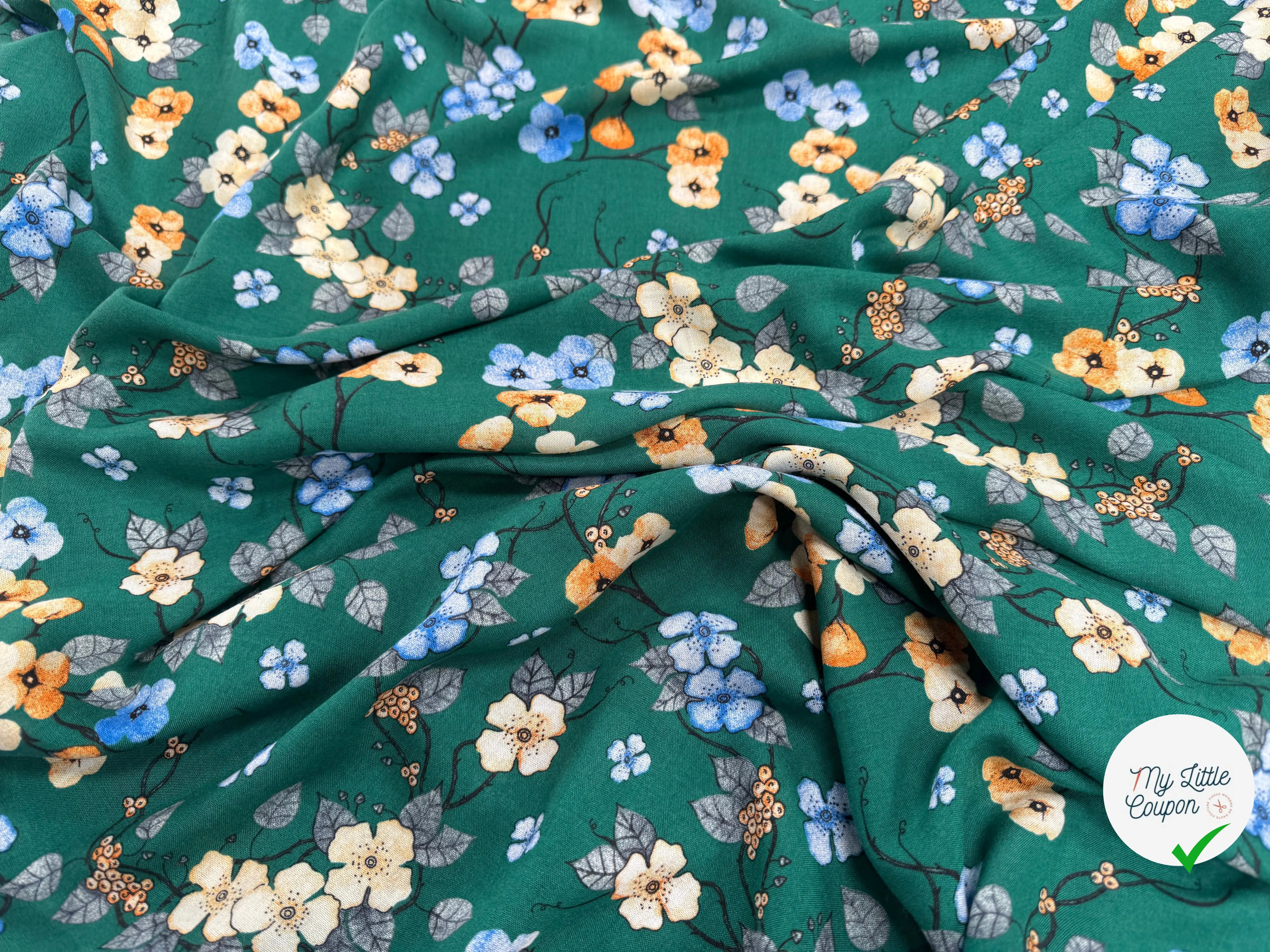VISCOSE À FLEURS JAPONAISES BLEUES ET BEIGES SUR FOND VERT - My Little Coupon