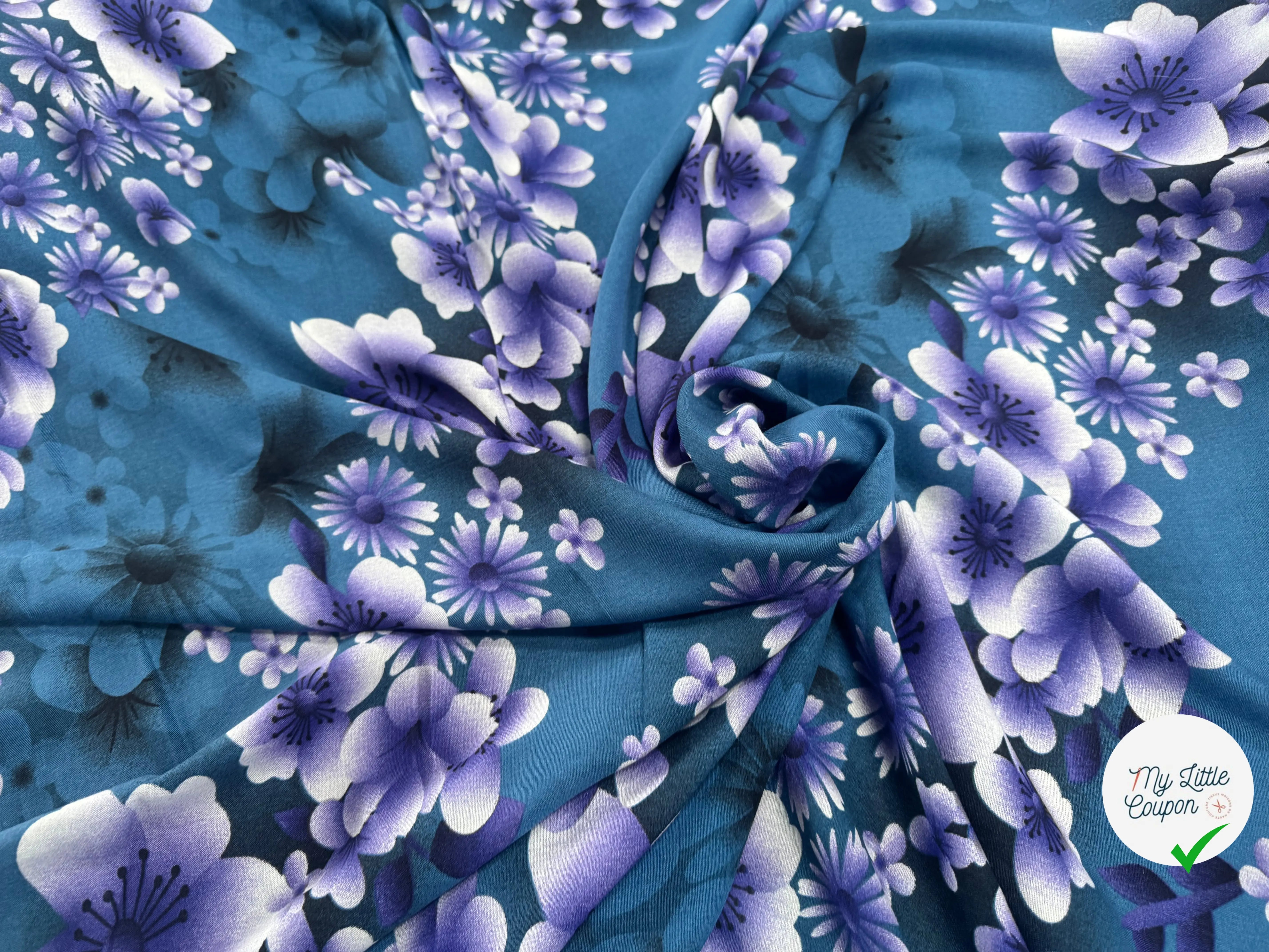 VISCOSE À MOTIFS ROSES ET PISSENLITS SUR FOND BLEU DE COULEURS VIOLET - My Little Coupon