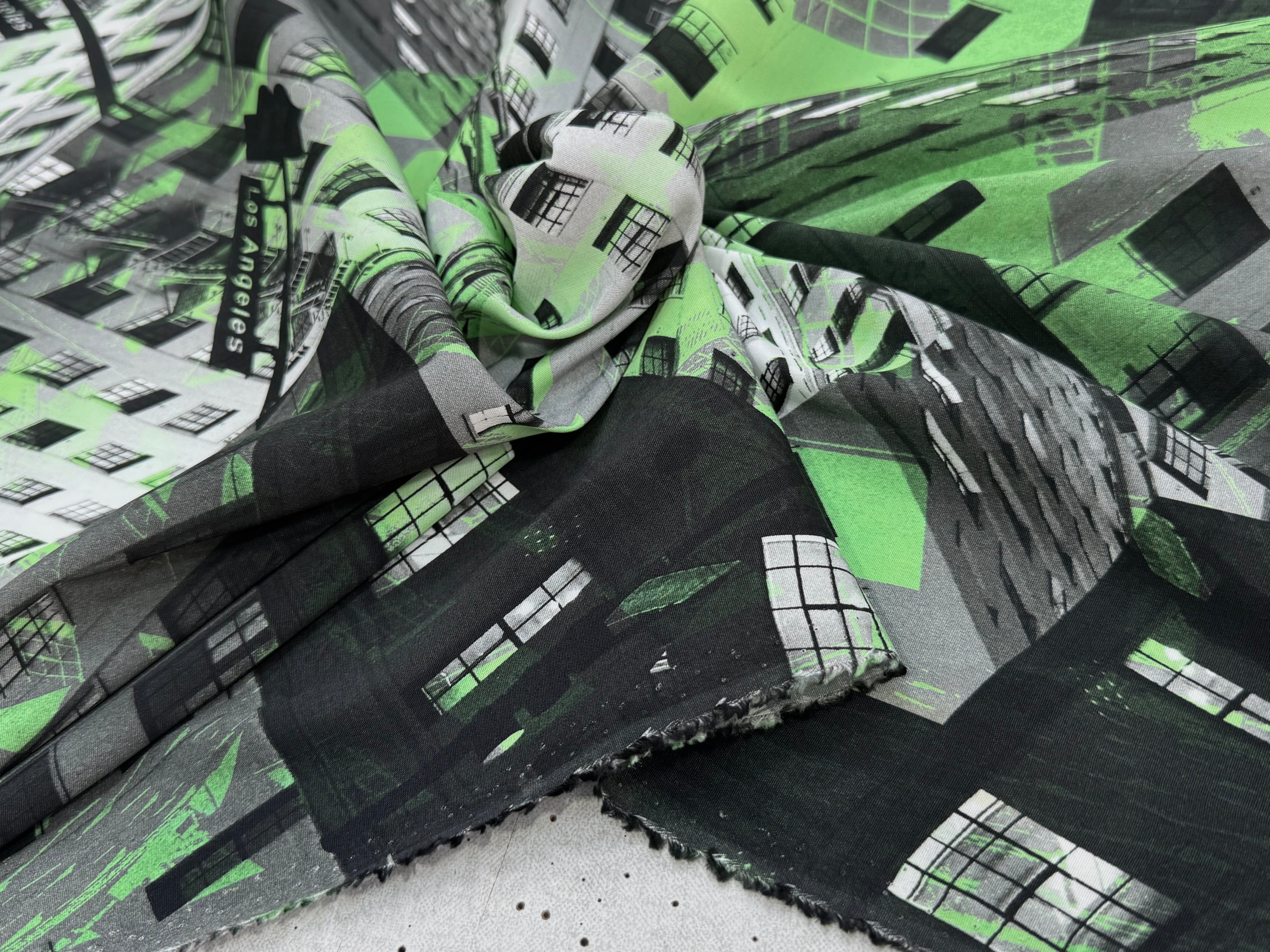 VISCOSE CALIPSO STRETCH IMPRIMÉ GRAPGIQUE TANGO BULDING VERT - My Little Coupon