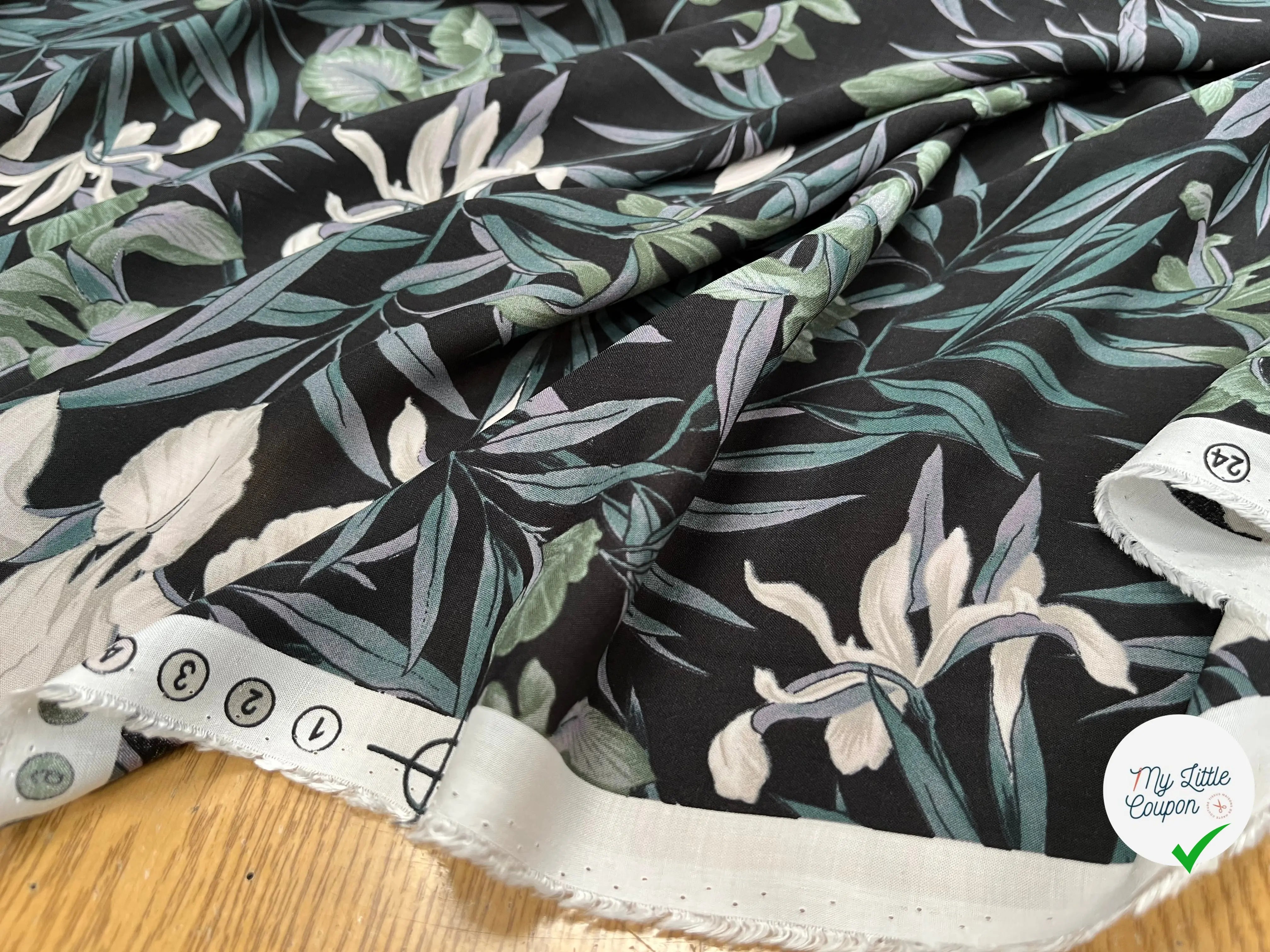 VISCOSE DOUCE FOND NOIR MOTIFS FLEURS VERT ET BLANC ECOVERO - My Little Coupon