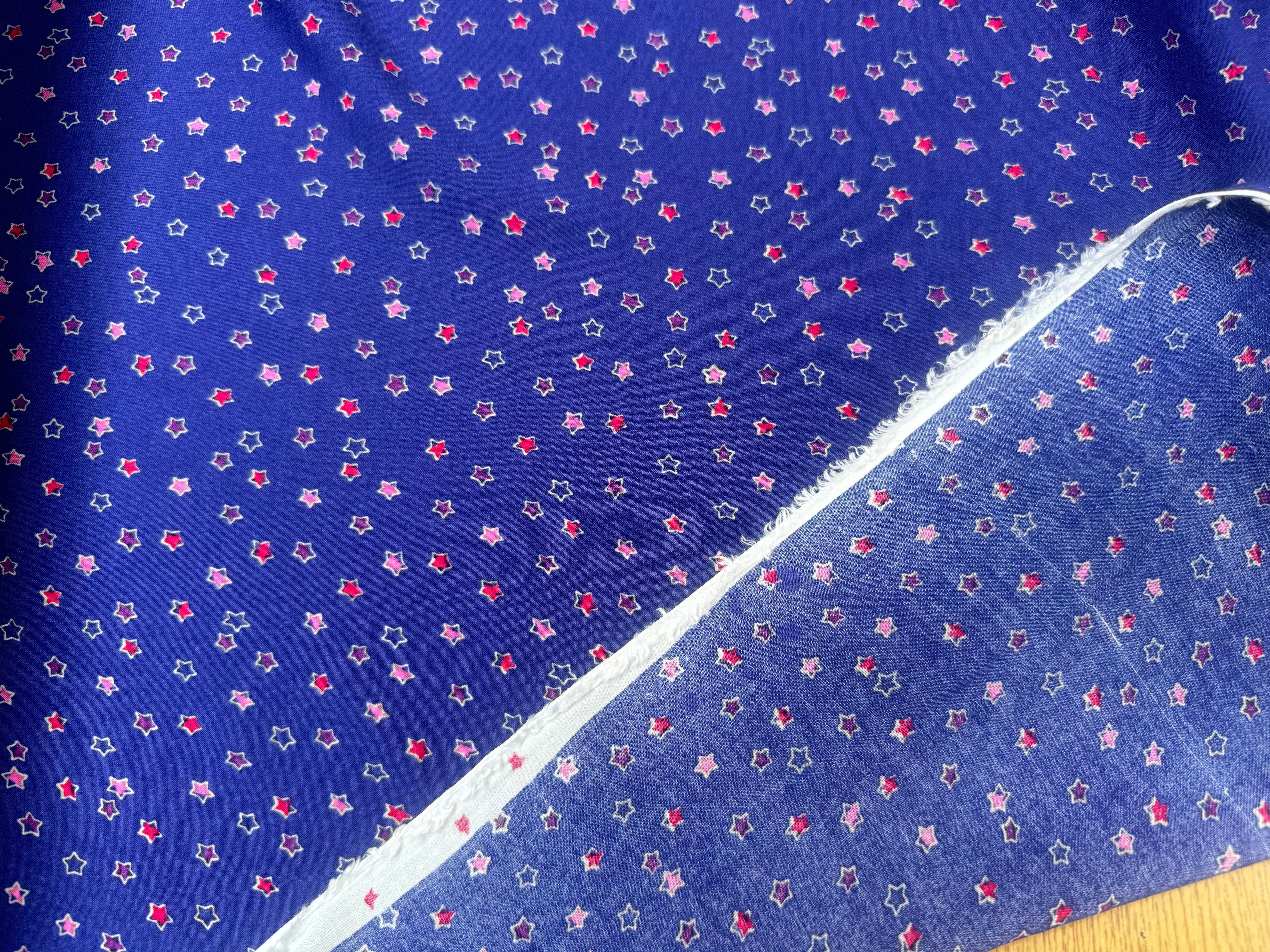 VISCOSE DOUCE FOND VIOLET MOTIFS PETITES ETOILES - My Little Coupon