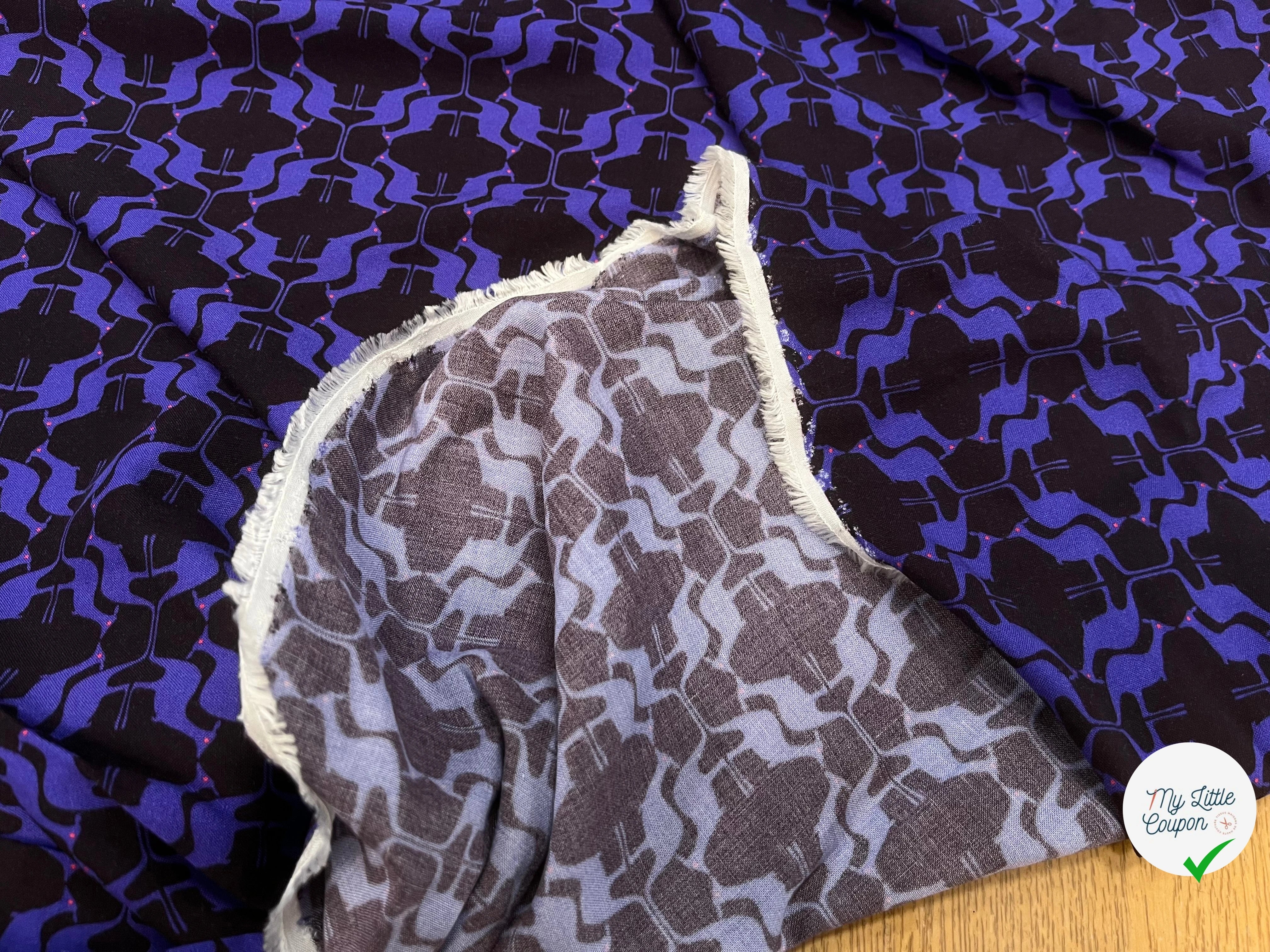 VISCOSE DOUCE MOTIF KANGOUROU BLEU FOND NOIR - My Little Coupon