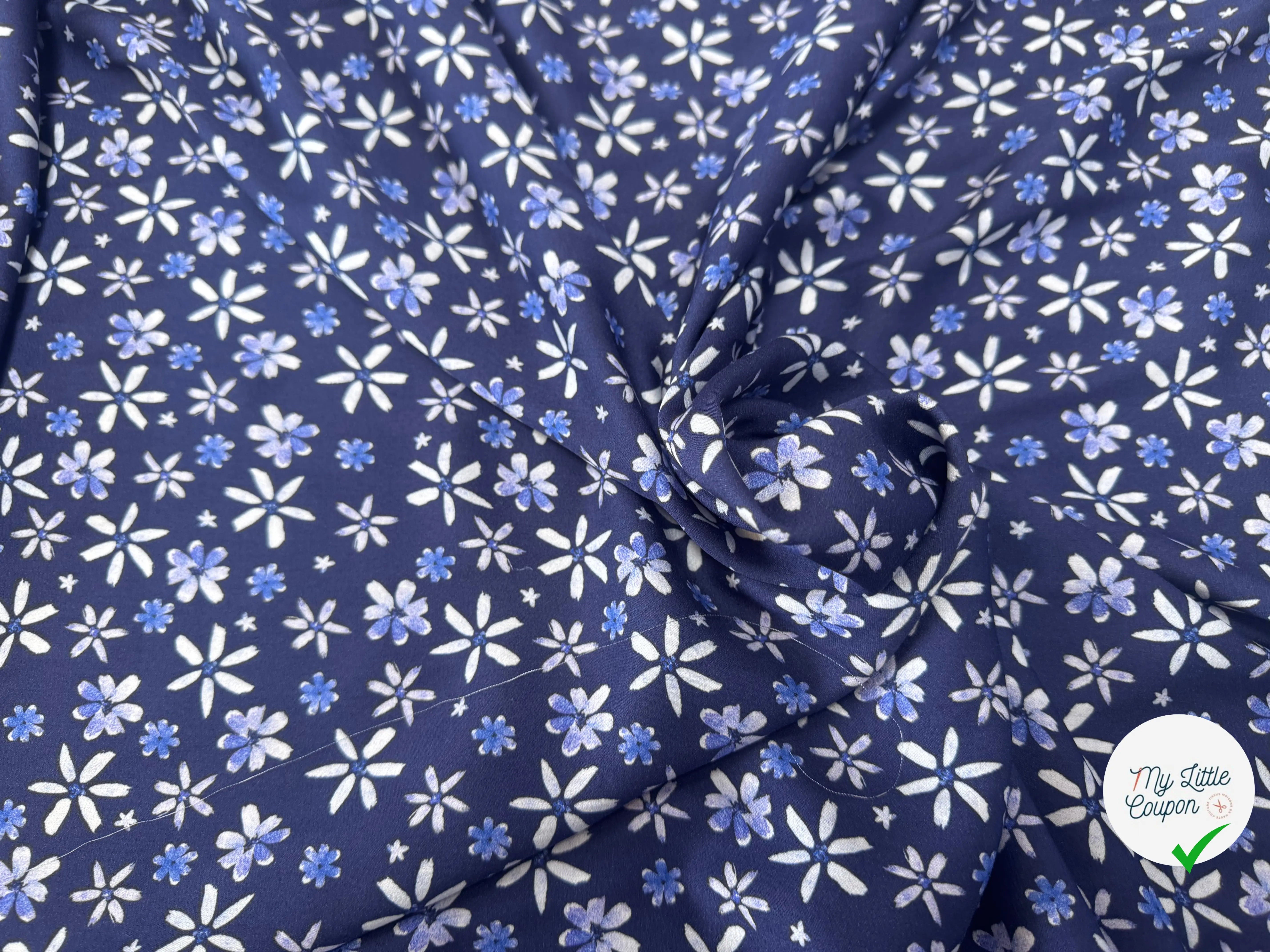 VISCOSE DOUCE TRES LEGEREMENT SATINEE PRINT FLEURS SUR FOND BLEU - My Little Coupon
