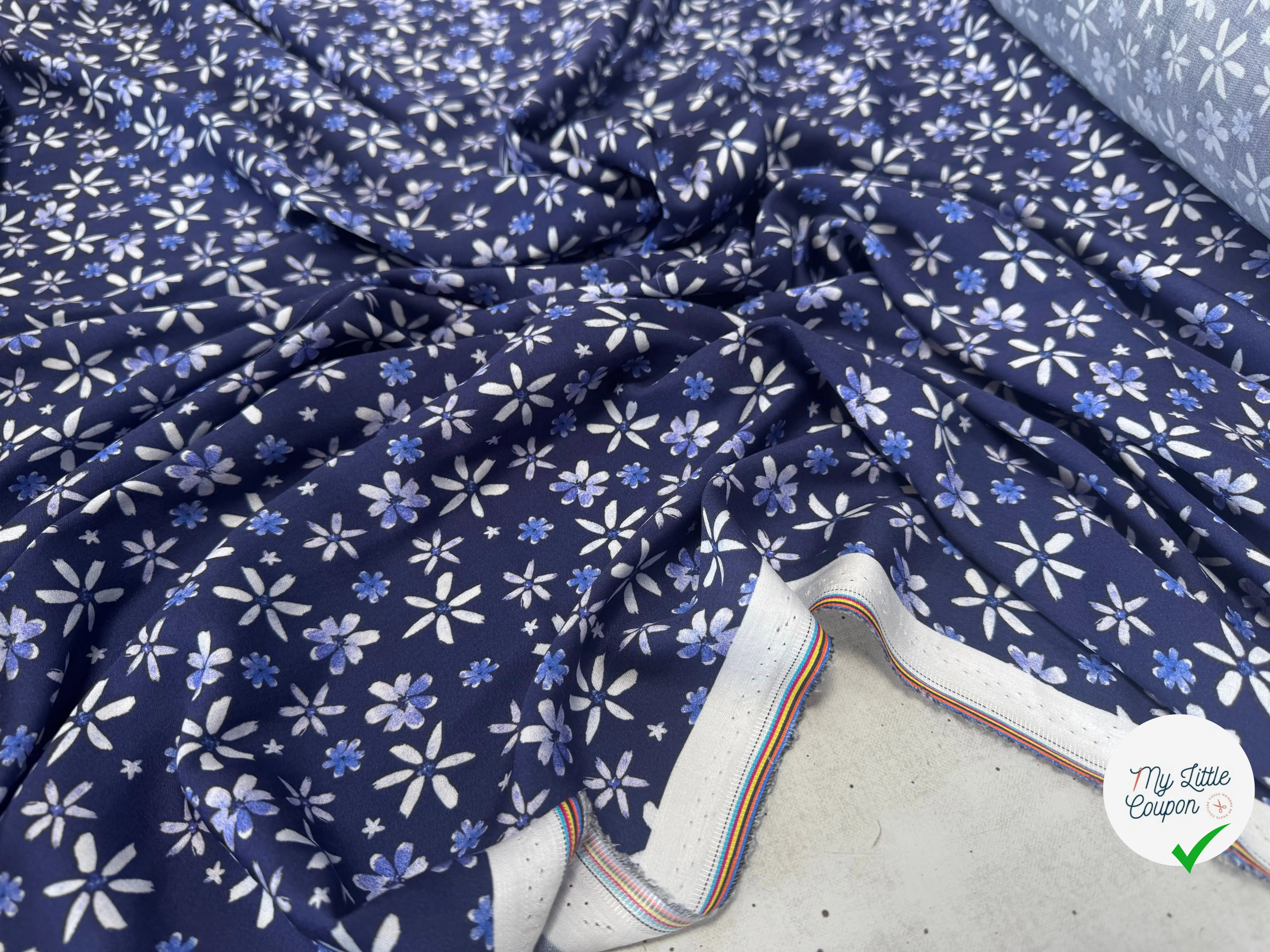 VISCOSE DOUCE TRES LEGEREMENT SATINEE PRINT FLEURS SUR FOND BLEU - My Little Coupon