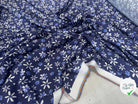 VISCOSE DOUCE TRES LEGEREMENT SATINEE PRINT FLEURS SUR FOND BLEU - My Little Coupon