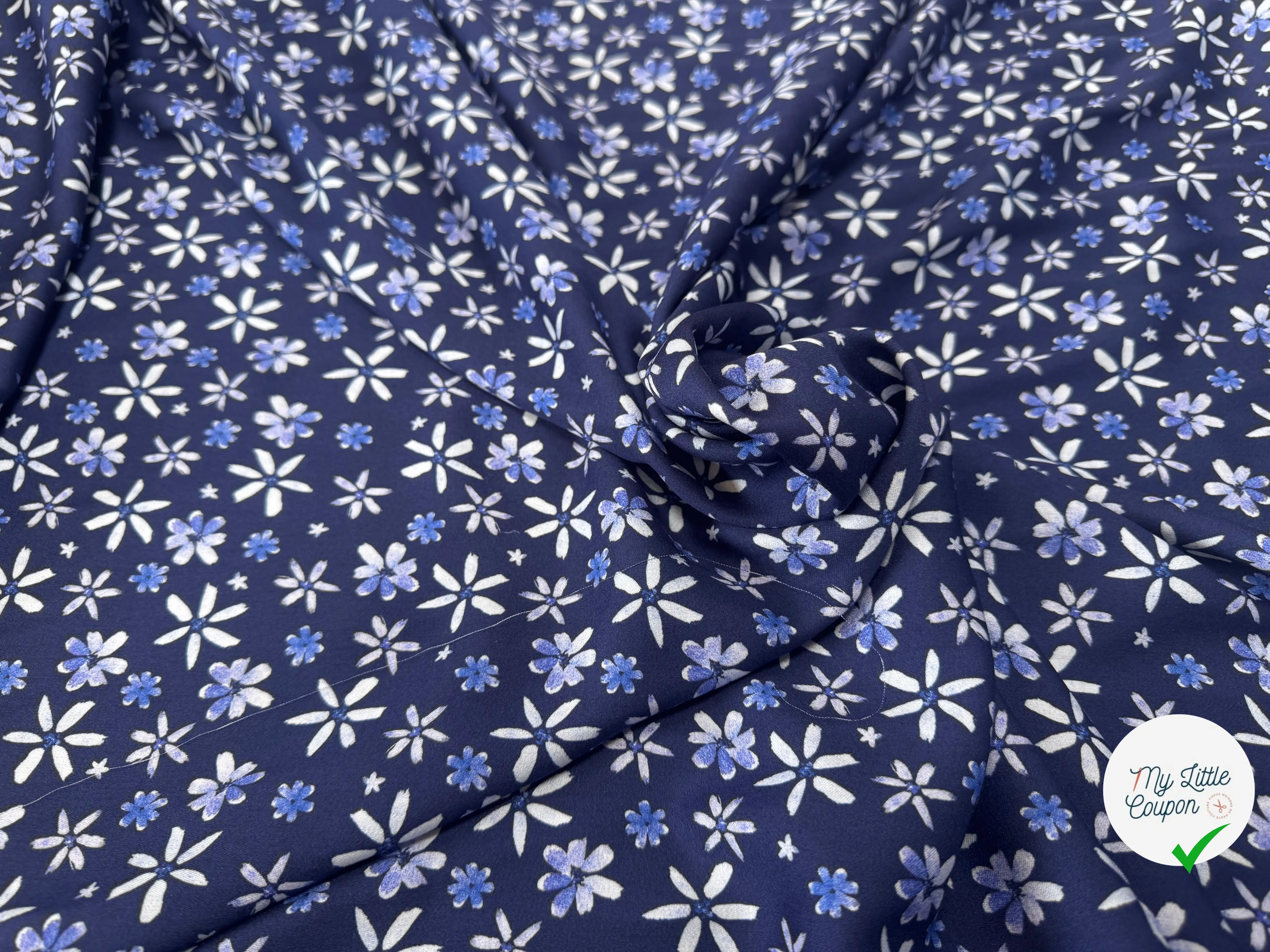 VISCOSE DOUCE TRES LEGEREMENT SATINEE PRINT FLEURS SUR FOND BLEU - My Little Coupon