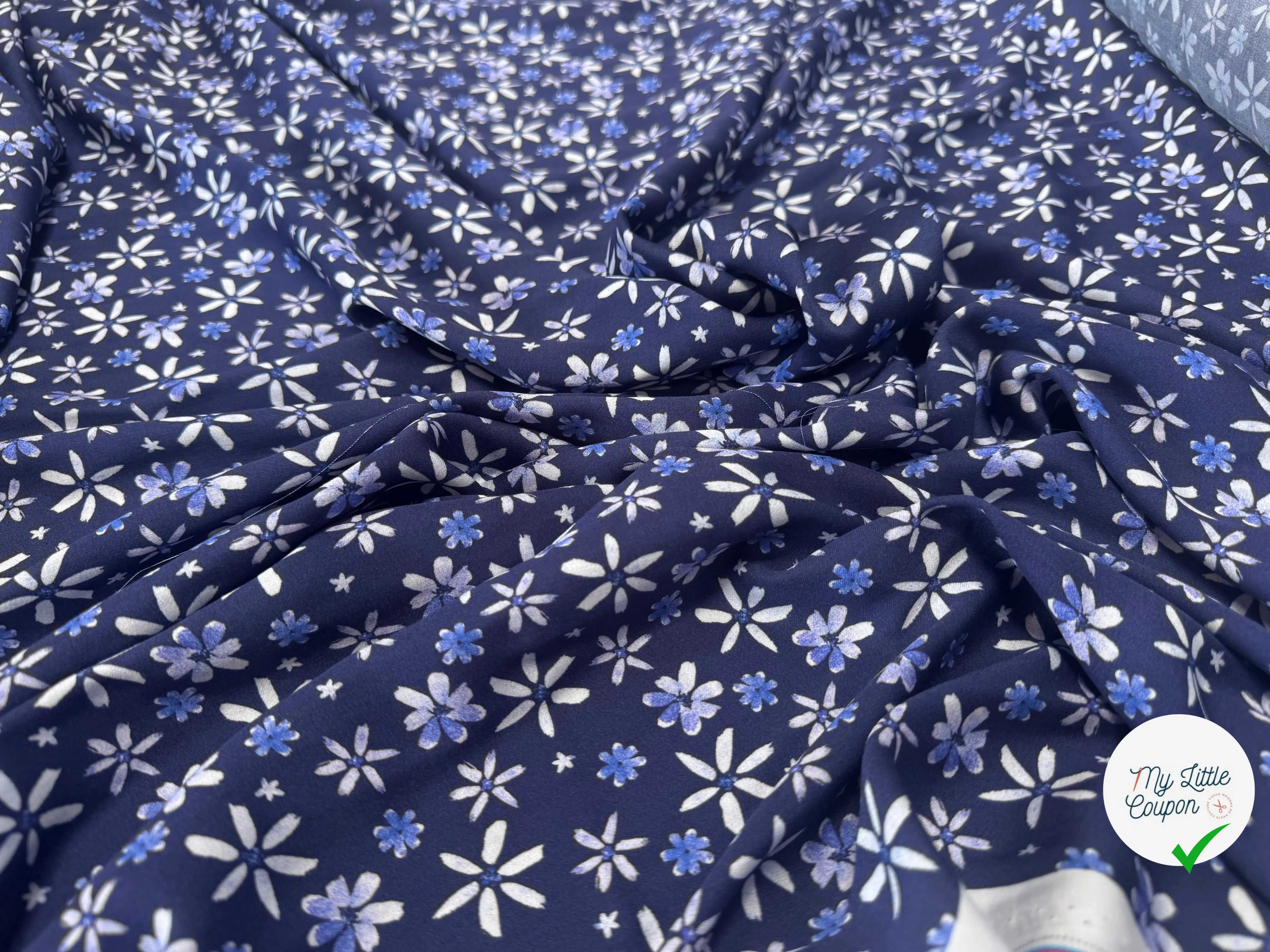 VISCOSE DOUCE TRES LEGEREMENT SATINEE PRINT FLEURS SUR FOND BLEU - My Little Coupon