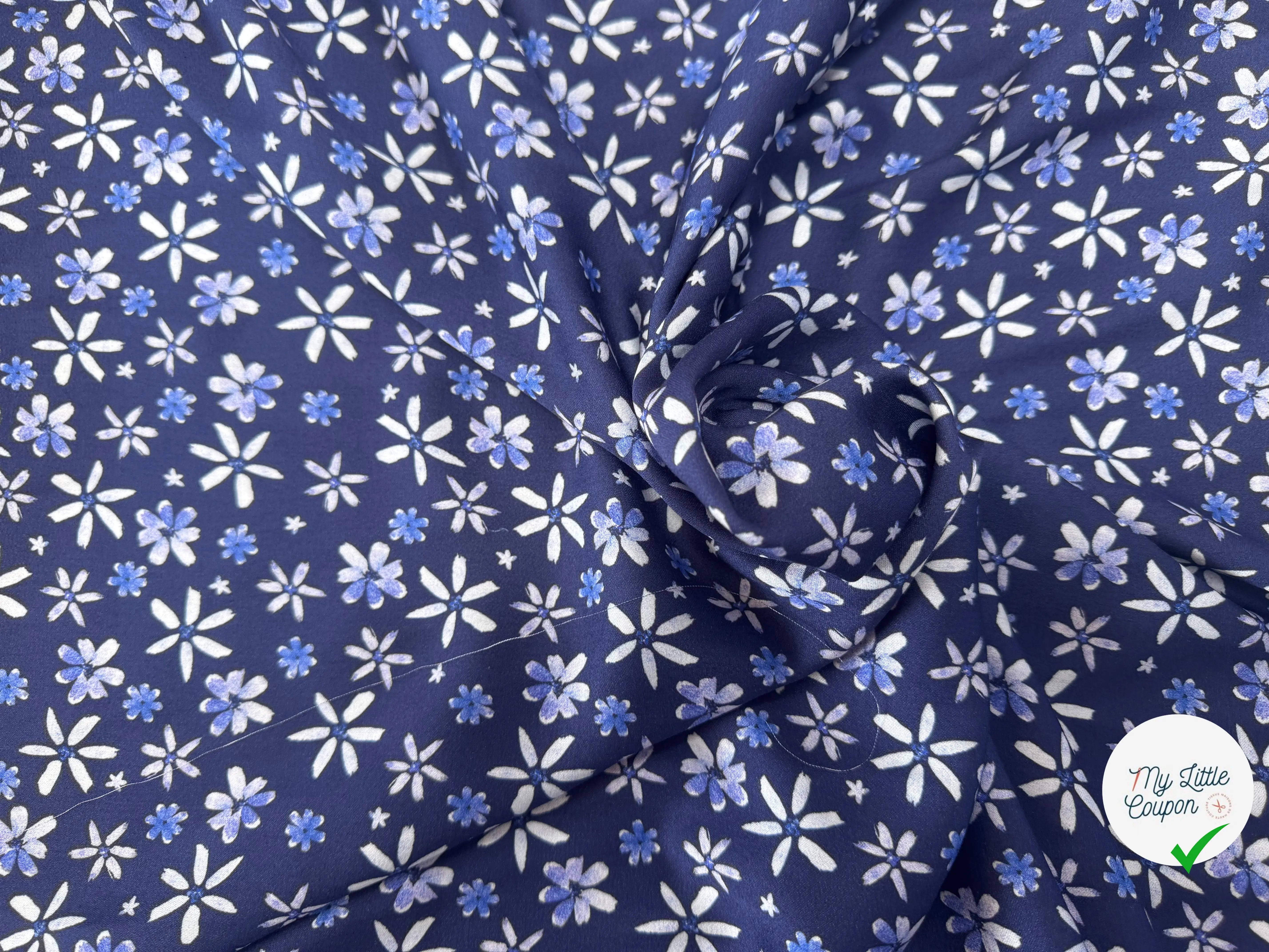 VISCOSE DOUCE TRES LEGEREMENT SATINEE PRINT FLEURS SUR FOND BLEU - My Little Coupon