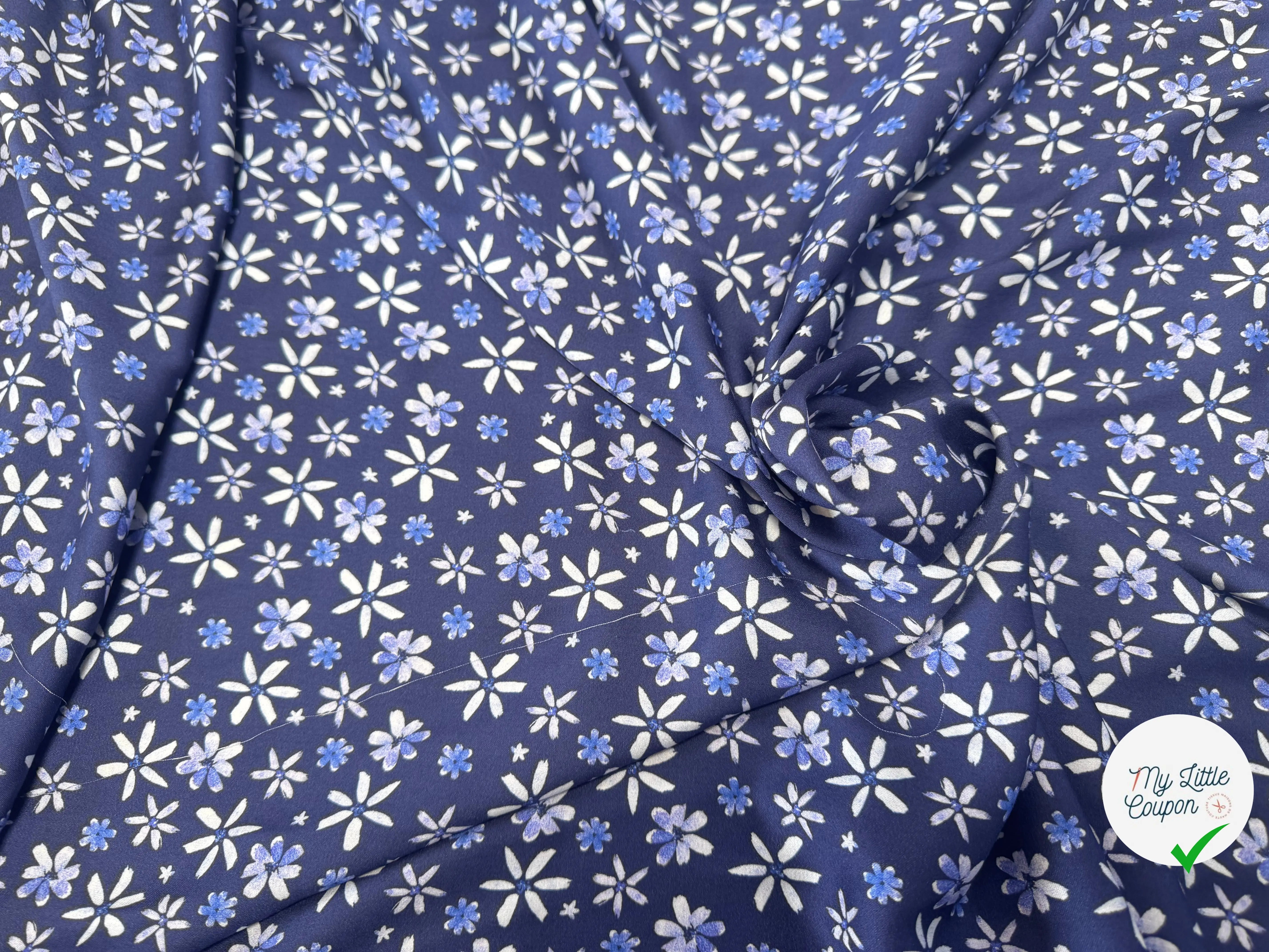 VISCOSE DOUCE TRES LEGEREMENT SATINEE PRINT FLEURS SUR FOND BLEU - My Little Coupon