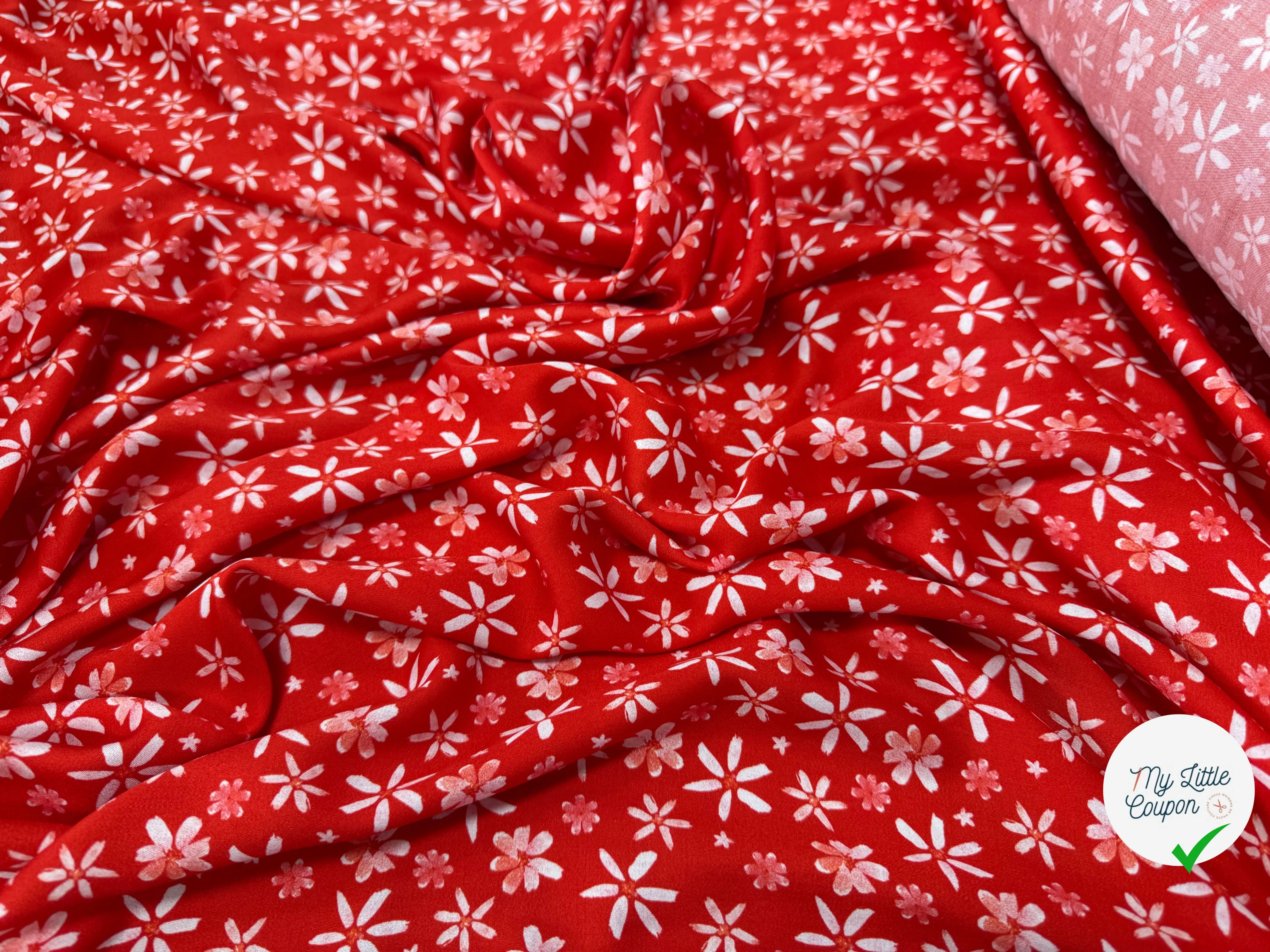 VISCOSE DOUCE TRES LEGEREMENT SATINEE PRINT FLEURS SUR FOND ROUGE - My Little Coupon