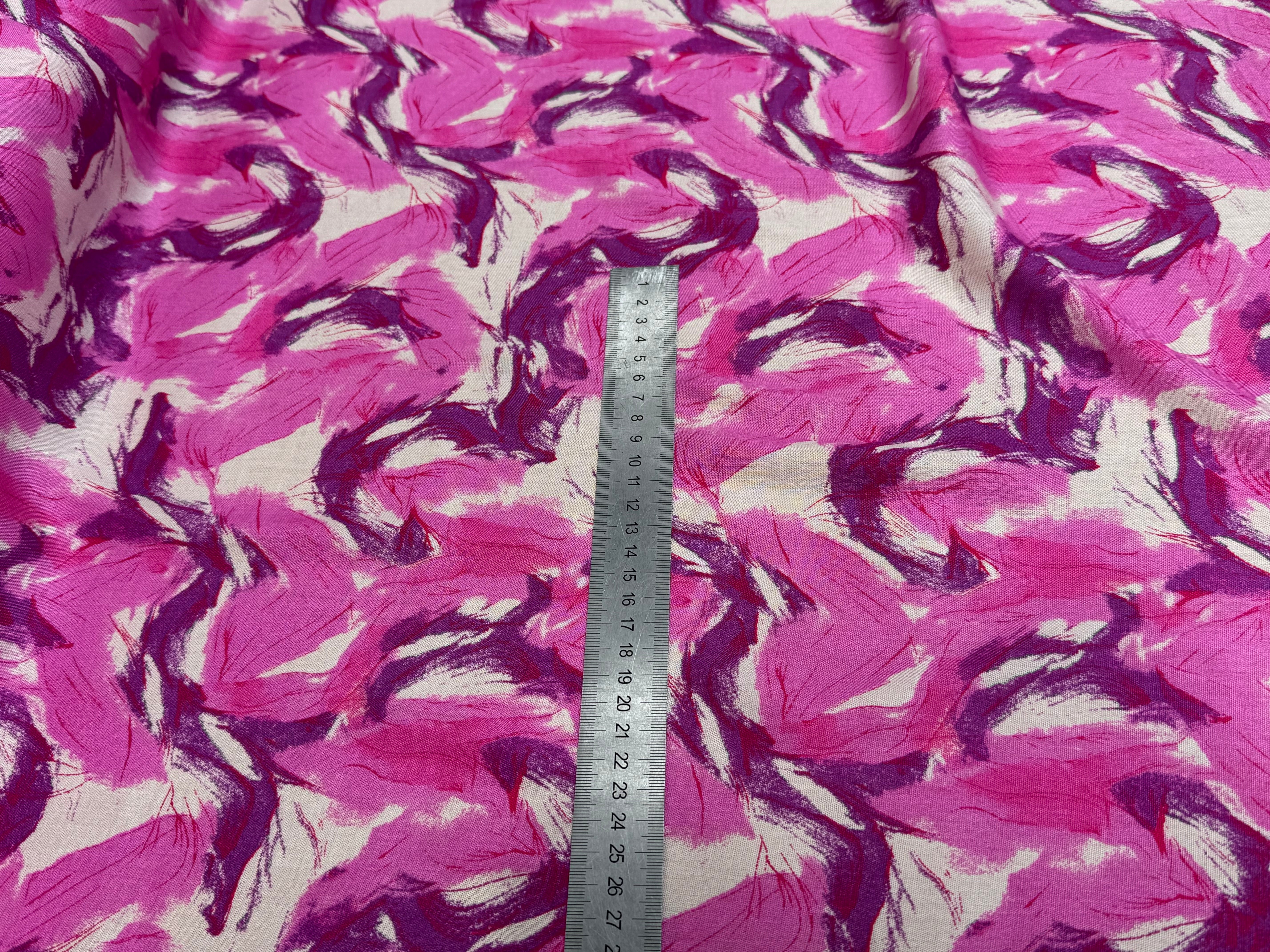 VISCOSE FLUIDE FOND BEIGE IMPRIMÉE TOURBILLON ROSE VIOLET - My Little Coupon