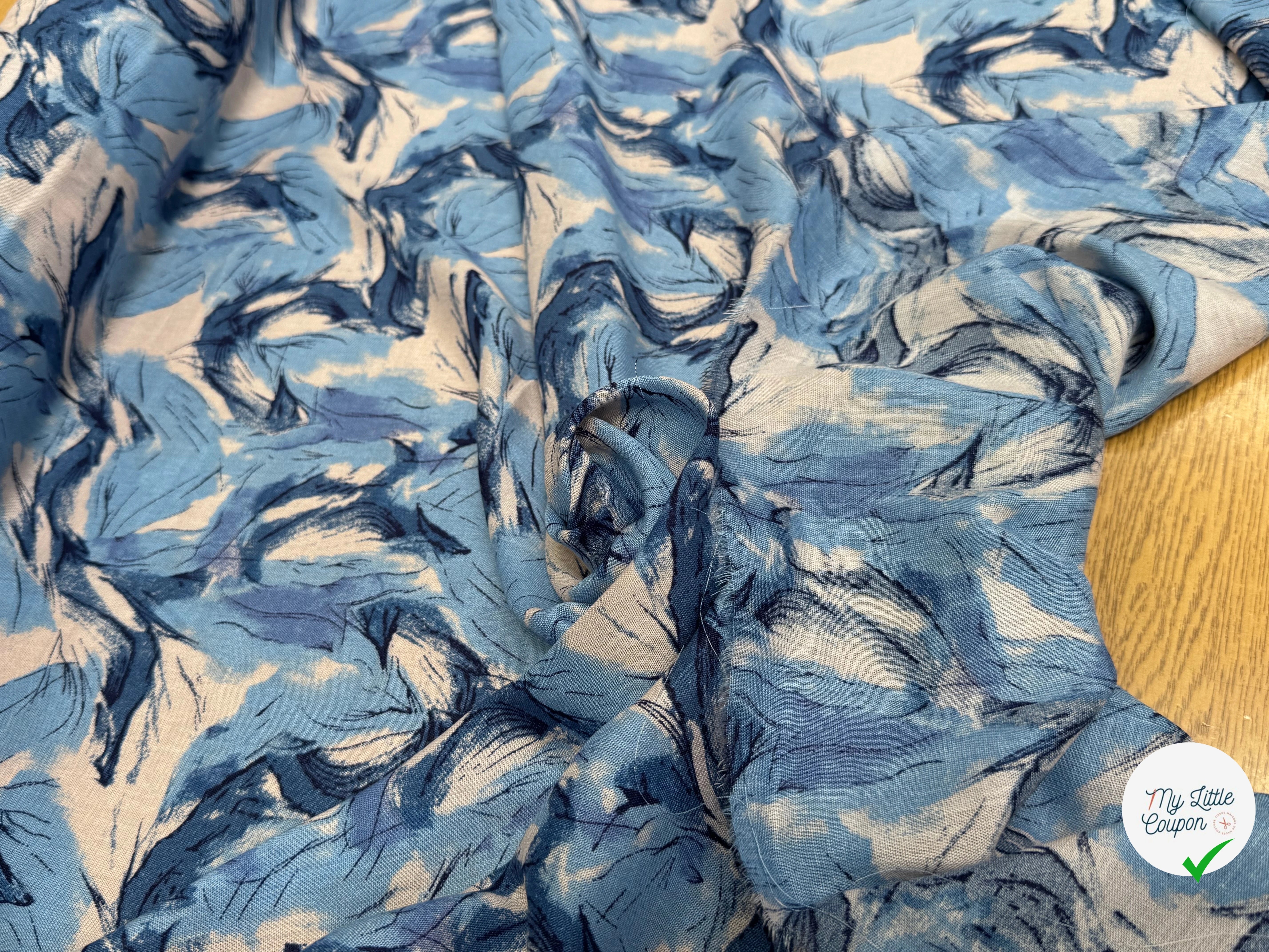 VISCOSE FLUIDE FOND BLANC IMPRIMÉE TOURBILLON BLEU ET CIEL - My Little Coupon