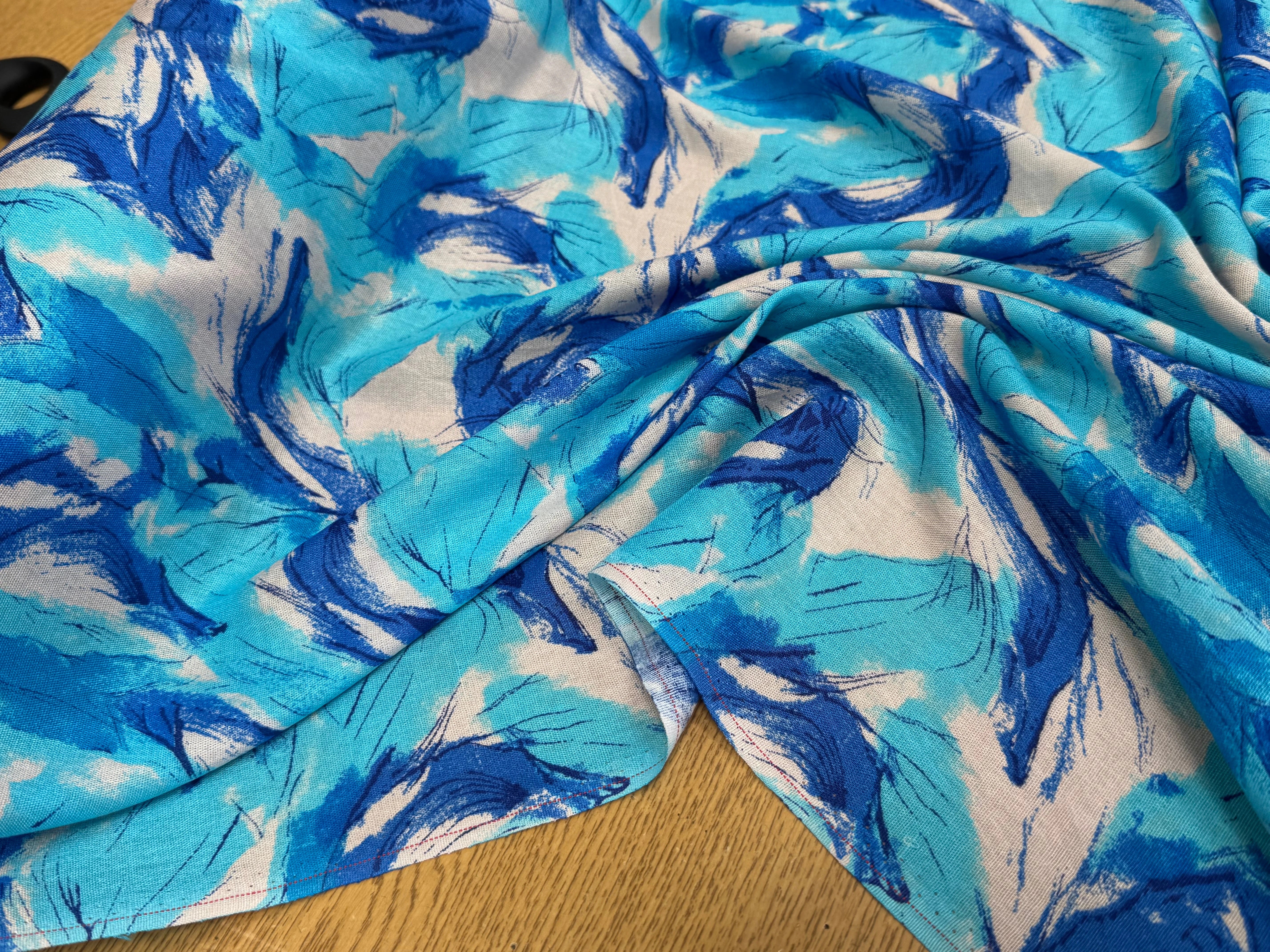 VISCOSE FLUIDE FOND BLANC IMPRIMÉE TOURBILLON ROI TURQUOISE - My Little Coupon