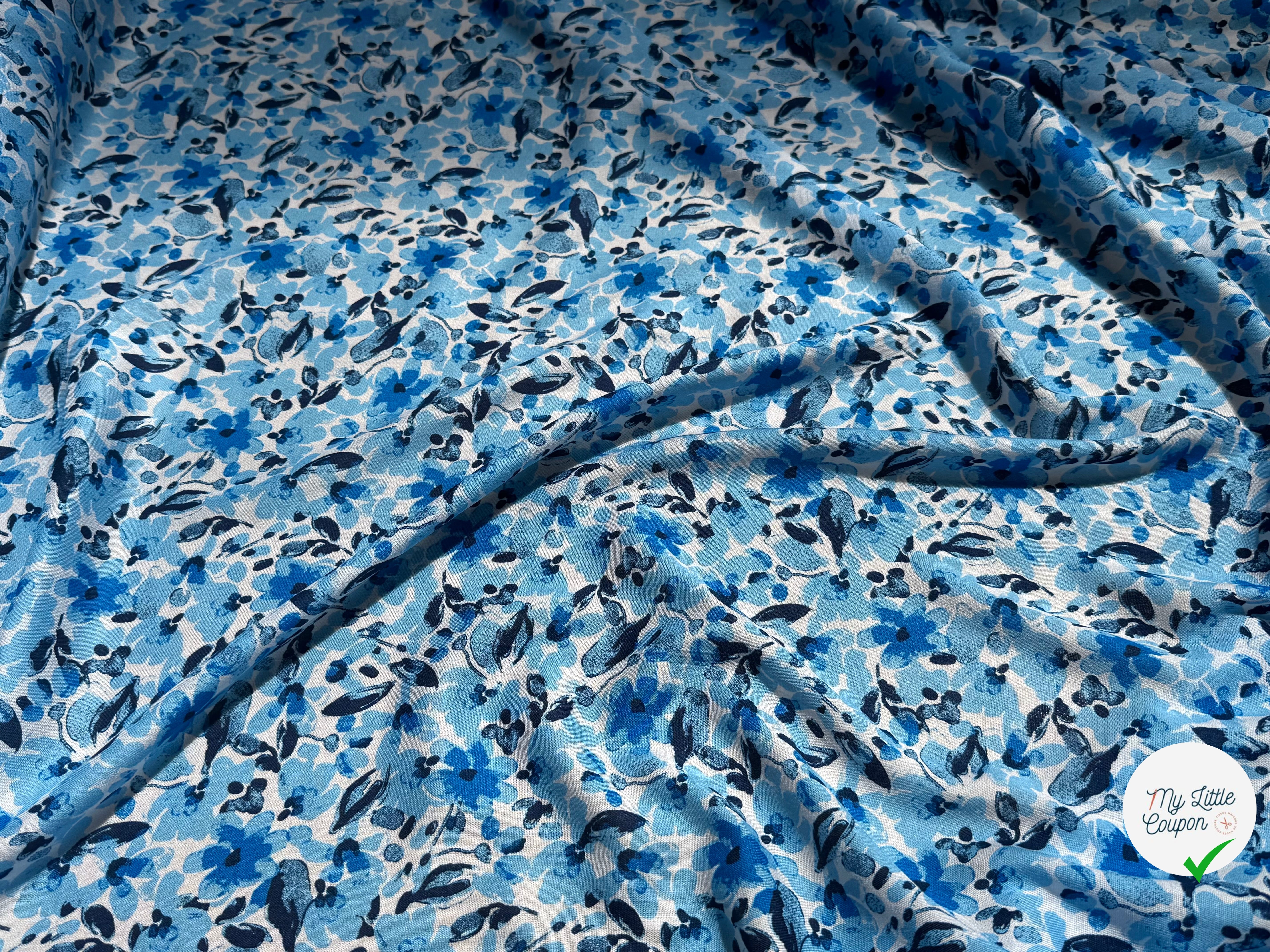 VISCOSE FLUIDE FOND BLANC MOTIFS FLORAUX BLEU - My Little Coupon