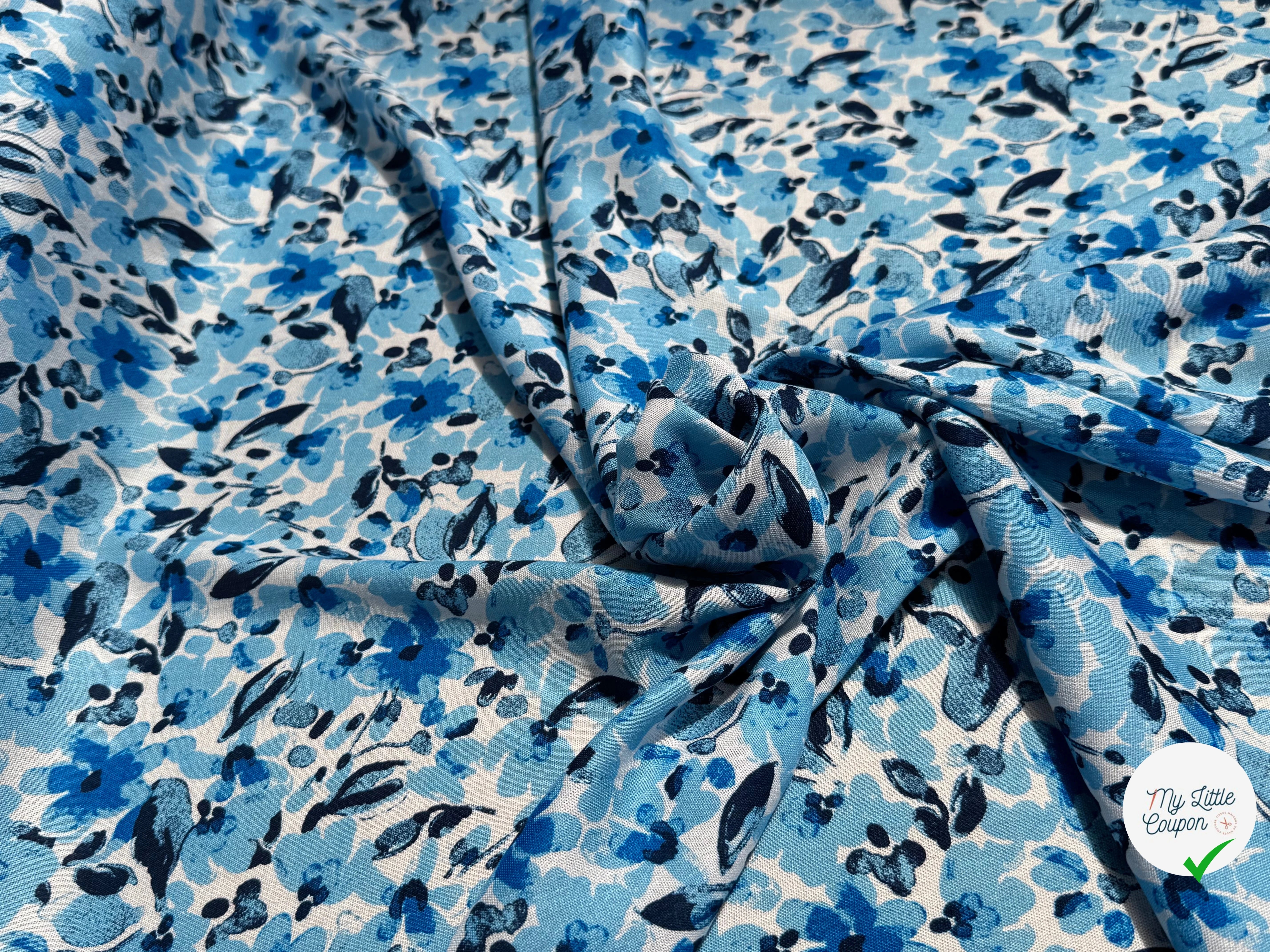 VISCOSE FLUIDE FOND BLANC MOTIFS FLORAUX BLEU - My Little Coupon
