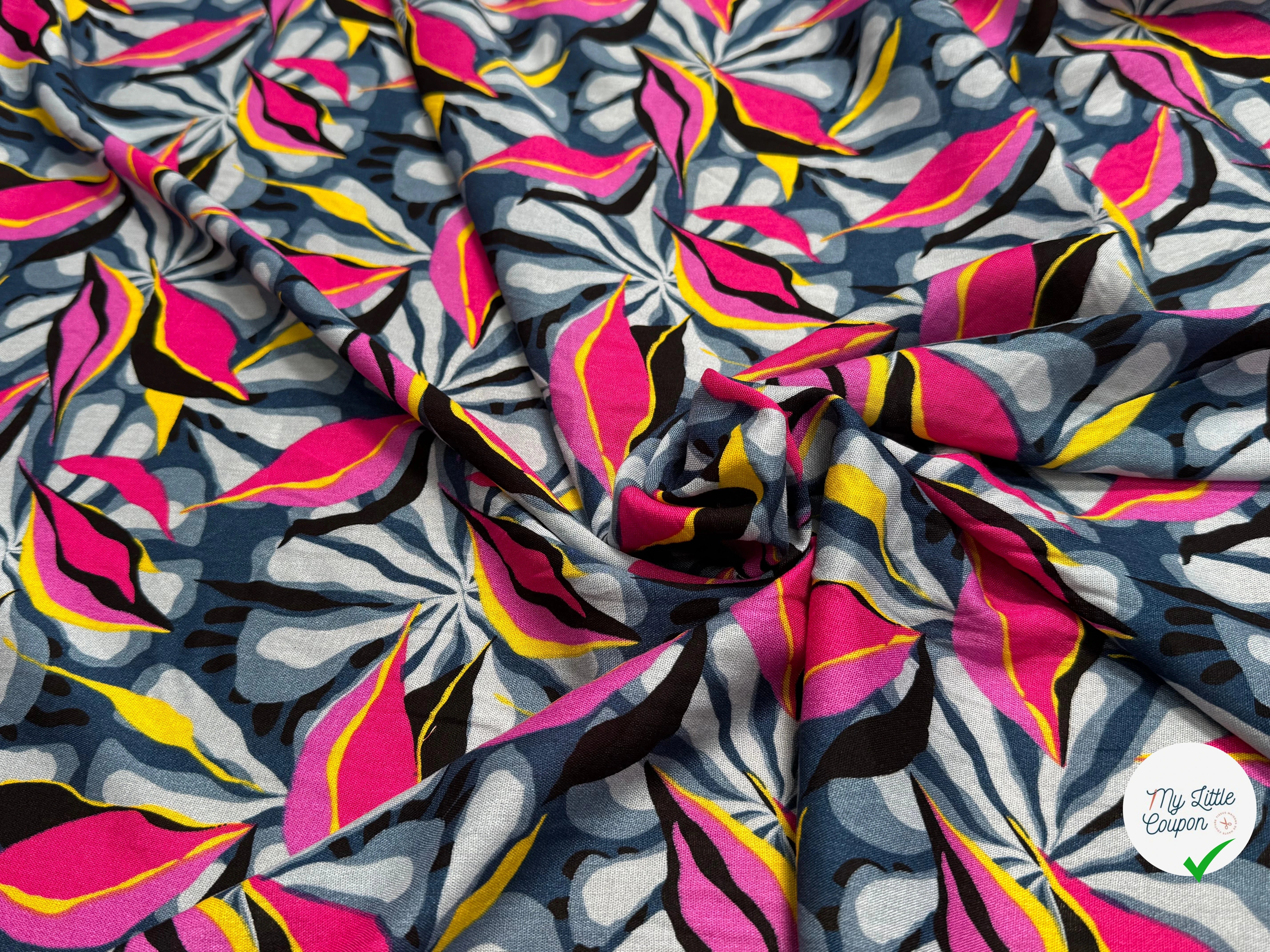 VISCOSE FLUIDE FOND GRIS MOTIFS FEUILLAGES ROSE JAUNE - My Little Coupon