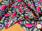 VISCOSE FLUIDE FOND GRIS MOTIFS FEUILLAGES ROSE JAUNE - My Little Coupon