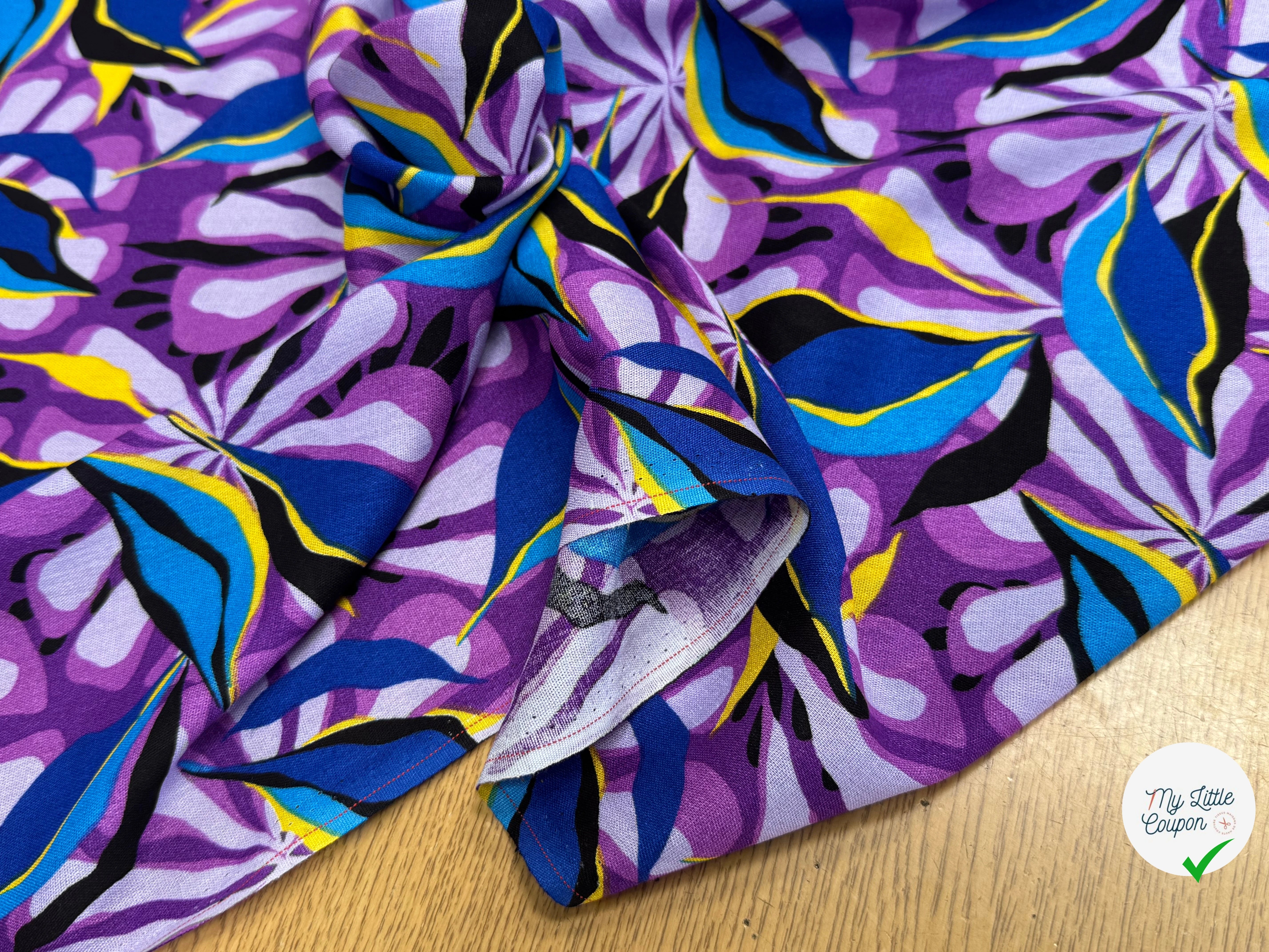 VISCOSE FLUIDE FOND VIOLET MOTIFS FEUILLAGES BLEU NOIR - My Little Coupon