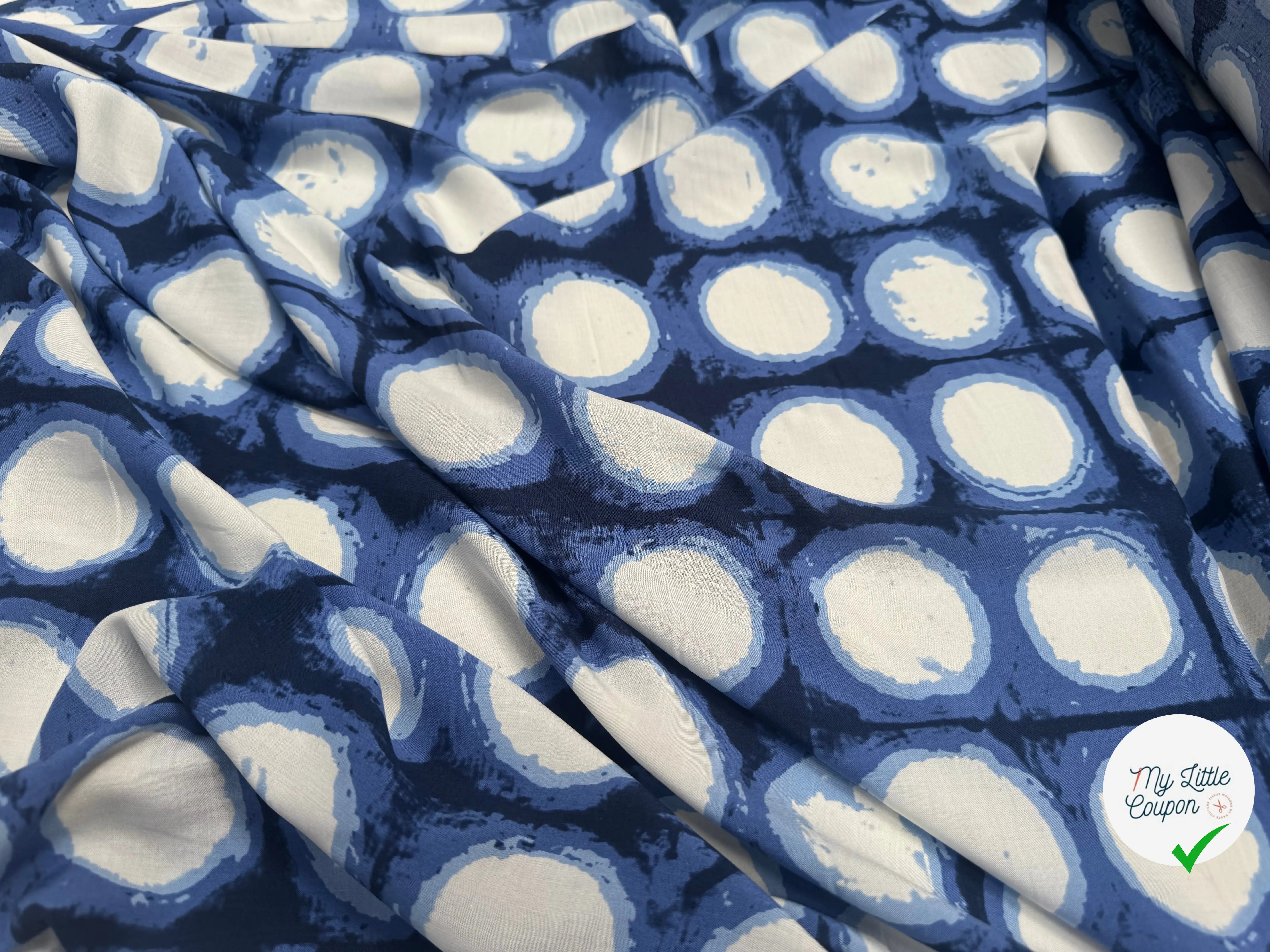 VISCOSE FLUIDE LÉGÈRE MOTIF CIRCULAIRE BLANC FOND BLEU - My Little Coupon