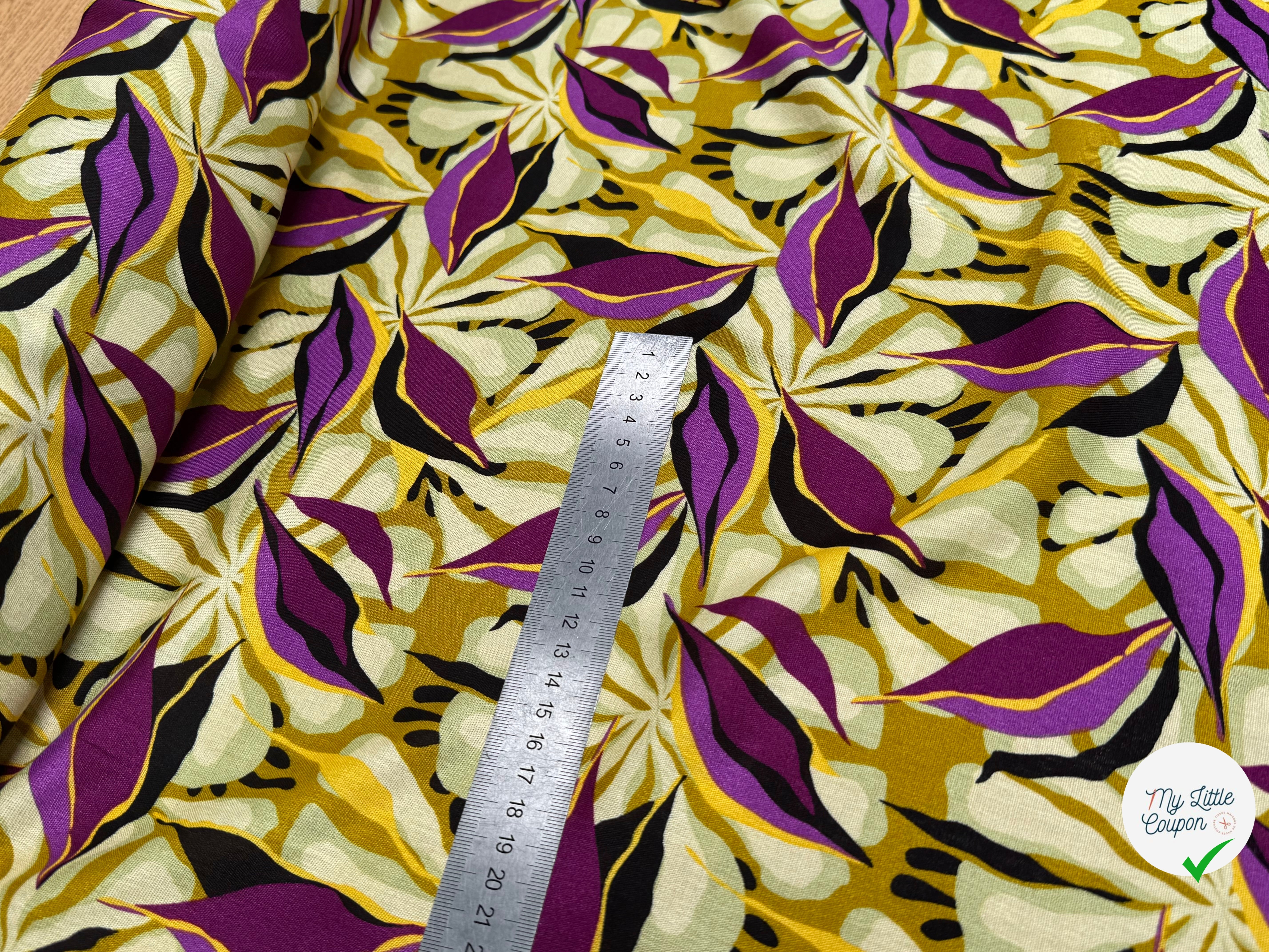 VISCOSE FLUIDE MOTIFS FEUILLAGES VIOLET NOIR - My Little Coupon