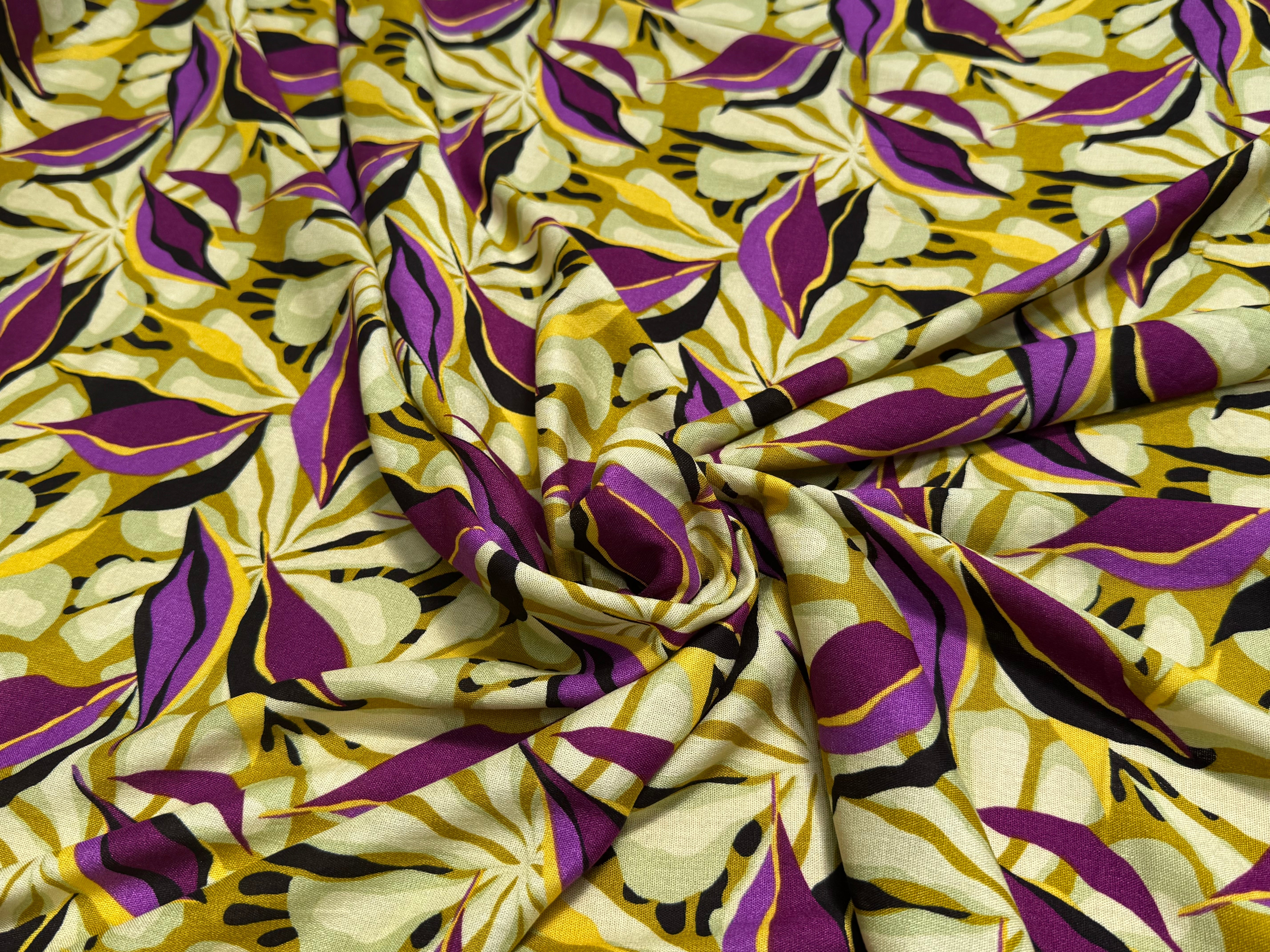 VISCOSE FLUIDE MOTIFS FEUILLAGES VIOLET NOIR - My Little Coupon