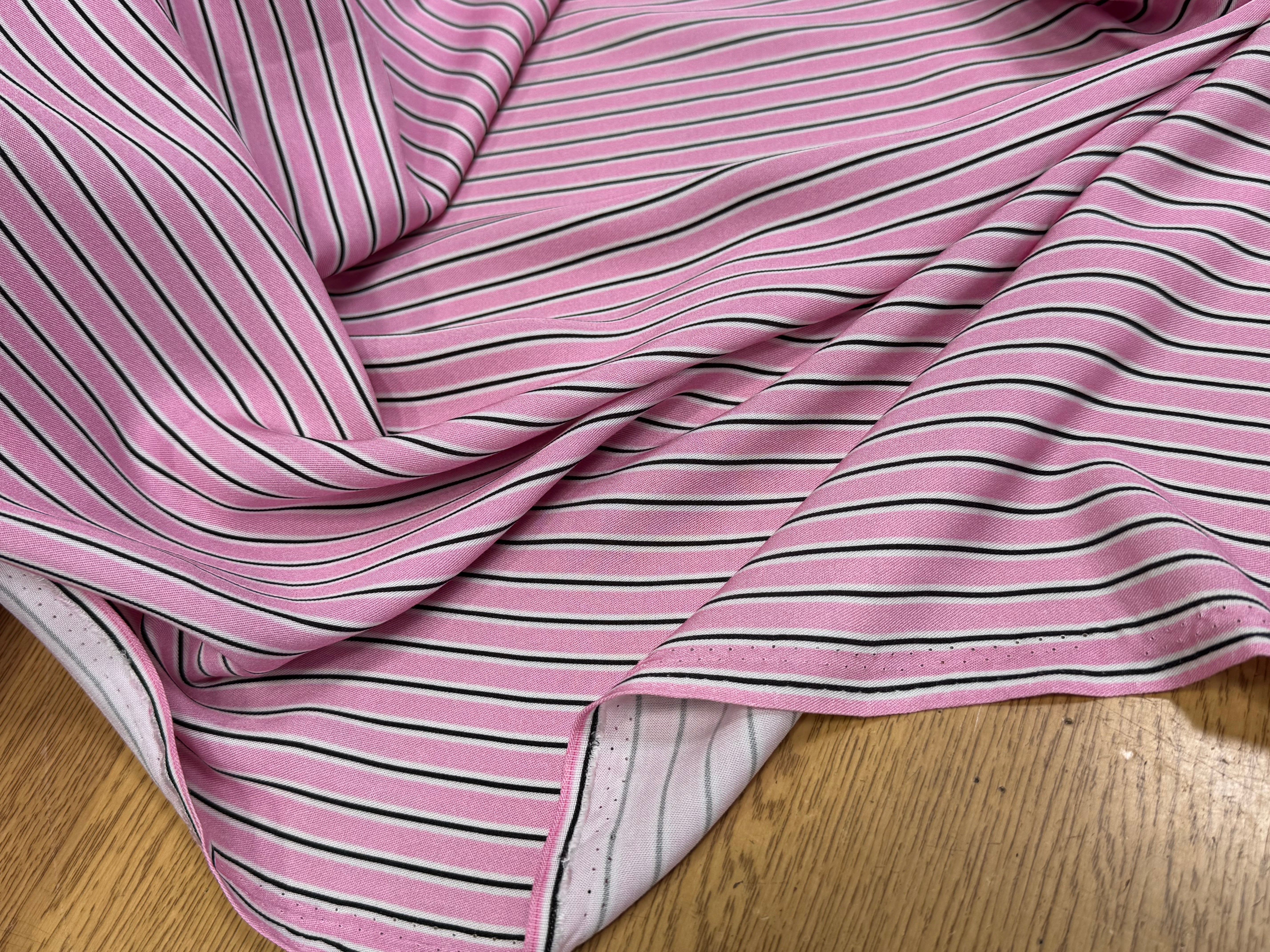 VISCOSE FLUIDE RAYON TWILL PRINTED ROSE PALE - My Little Coupon