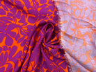 VISCOSE IMPRIMÉE FLEURS VIOLETTES SUR LIT D'ORANGE MSO