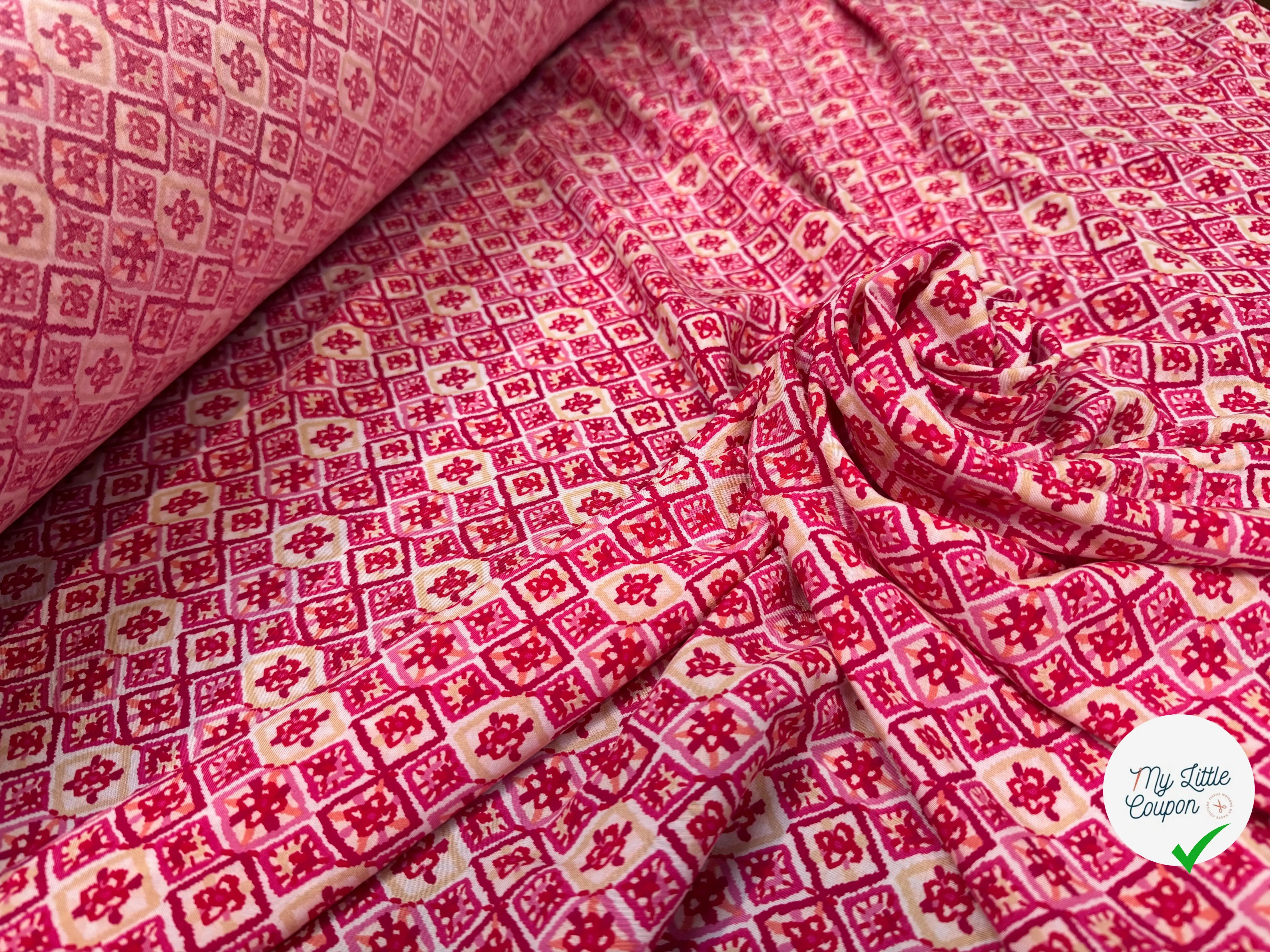 VISCOSE IMPRIMÉE LOSANGES ROSE ET BORDEAUX - My Little Coupon