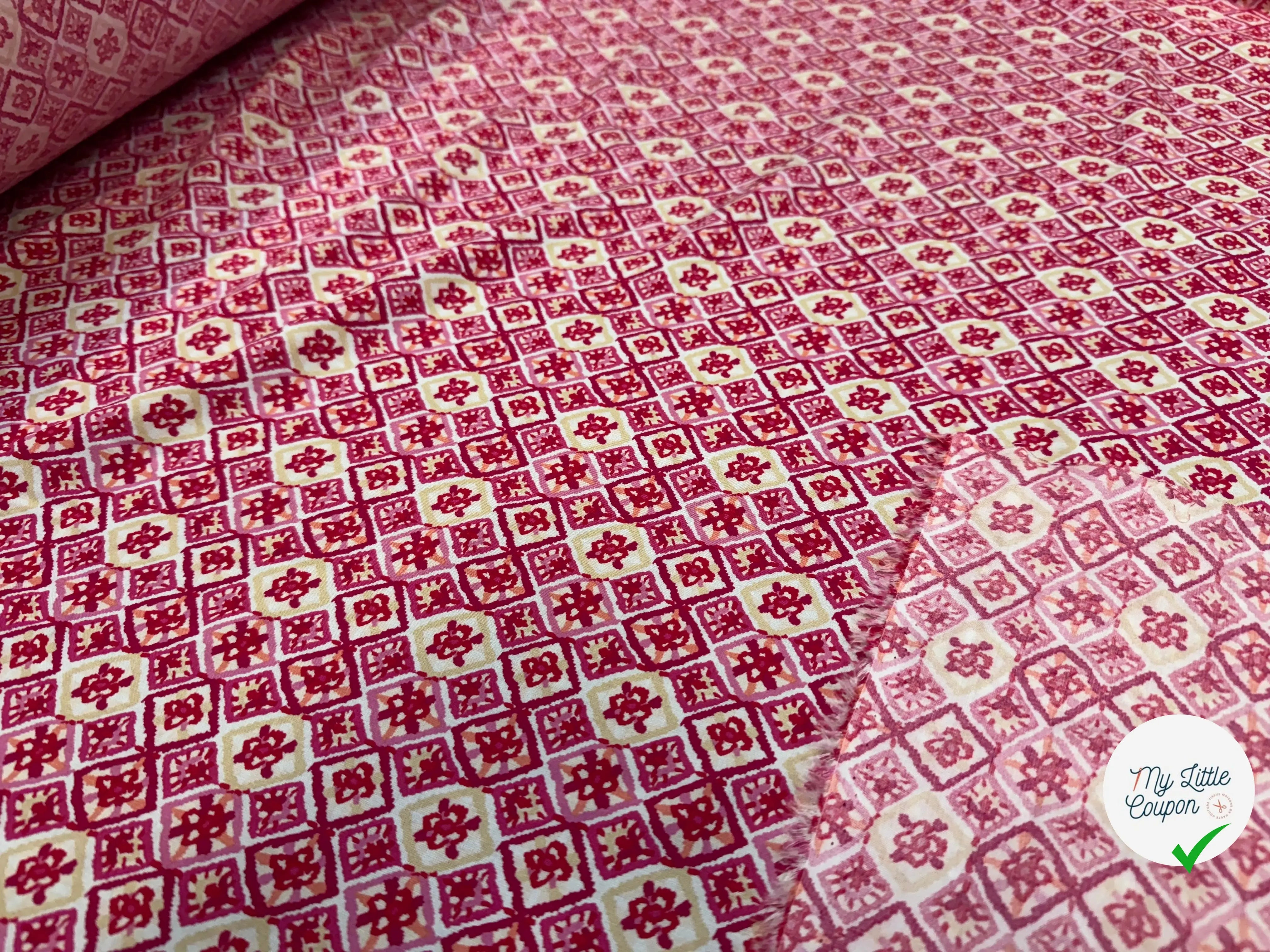 VISCOSE IMPRIMÉE LOSANGES ROSE ET BORDEAUX - My Little Coupon