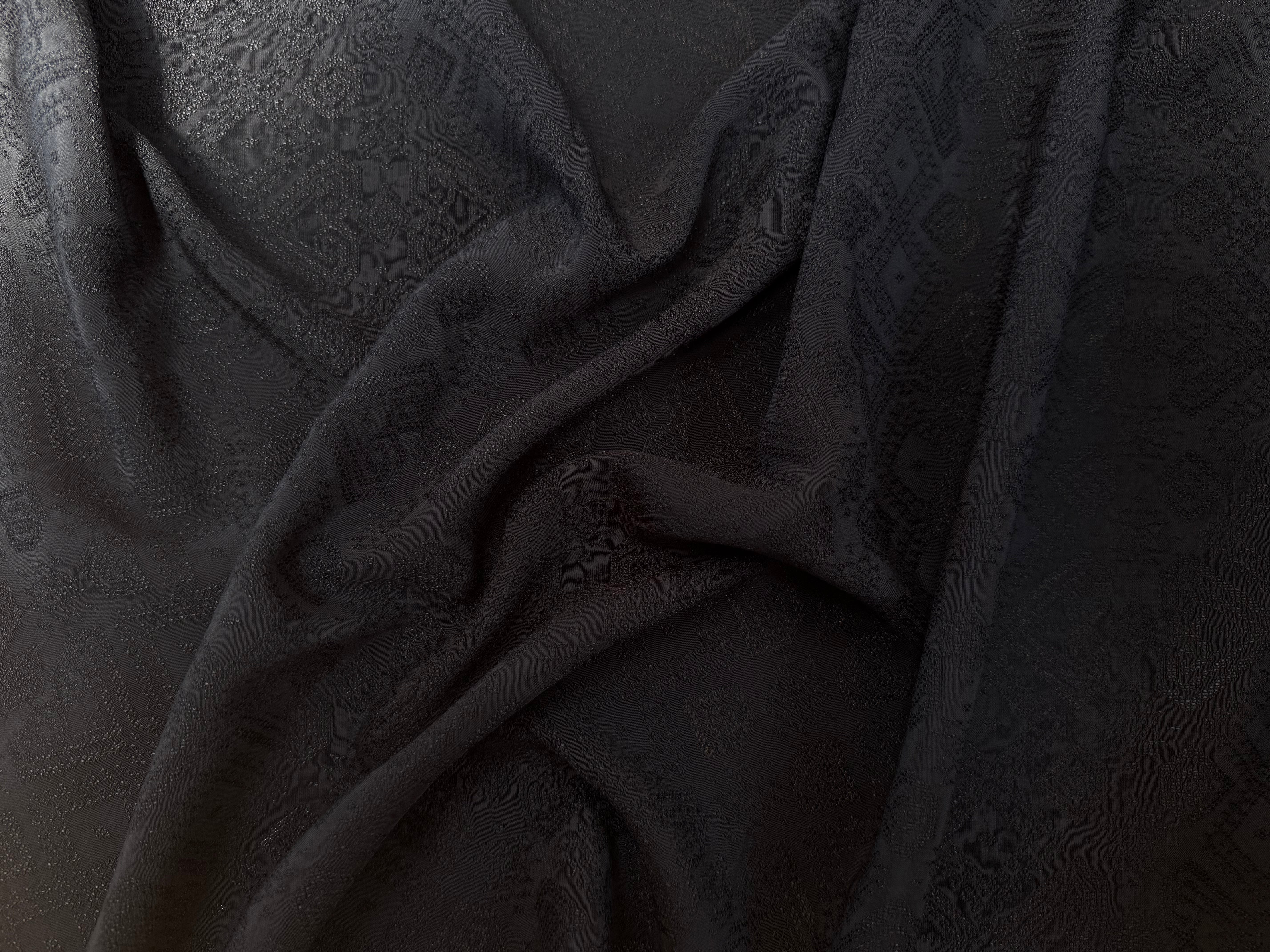 VISCOSE JACQUARD NOIR MOTIFS TONS SUR TONS BRILLANTS - My Little Coupon