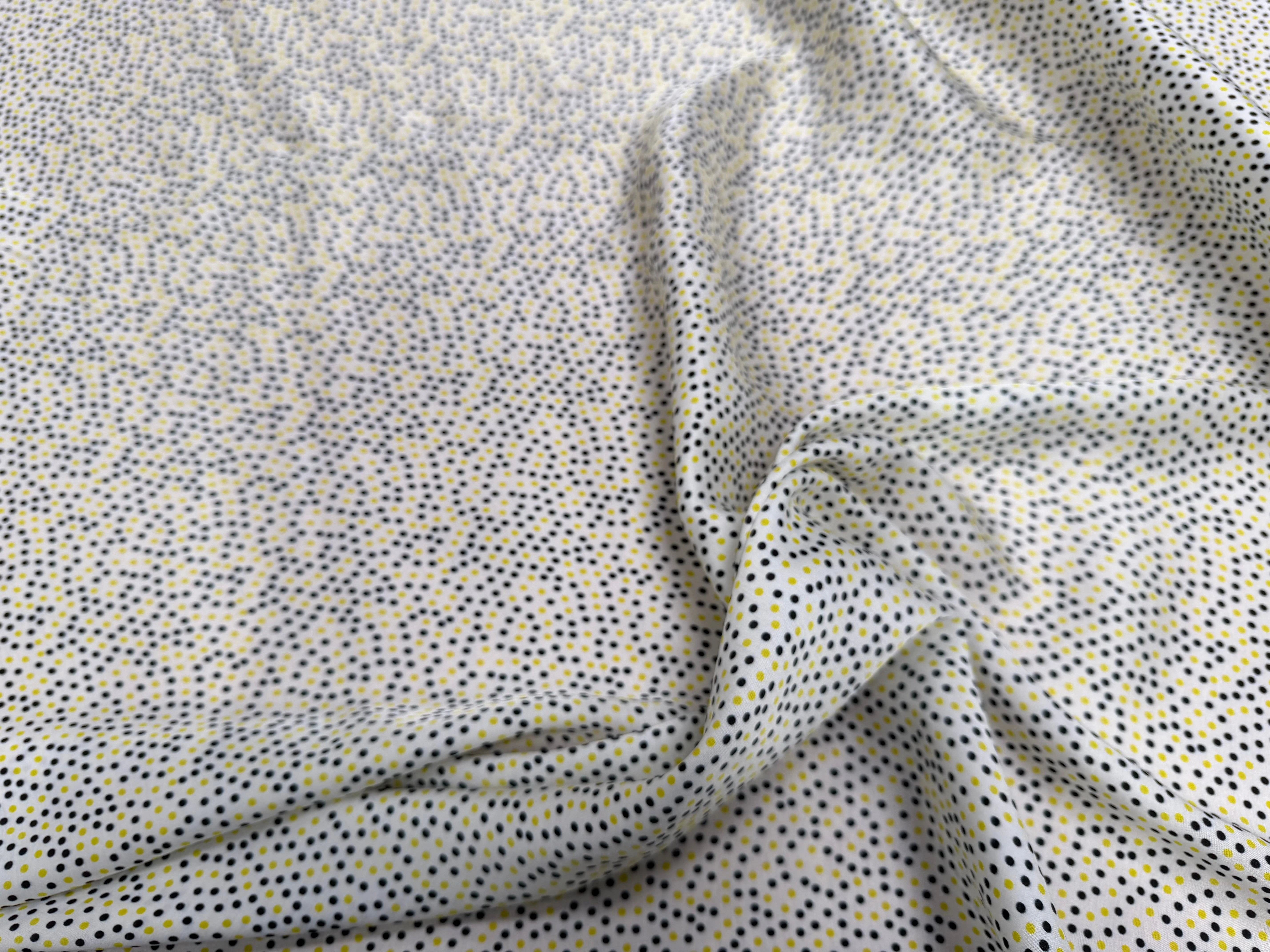 VISCOSE LEGREMENT SATINÉE FOND BLANC CERLES NOIR ET JAUNE QUALITÉ COMO - My Little Coupon