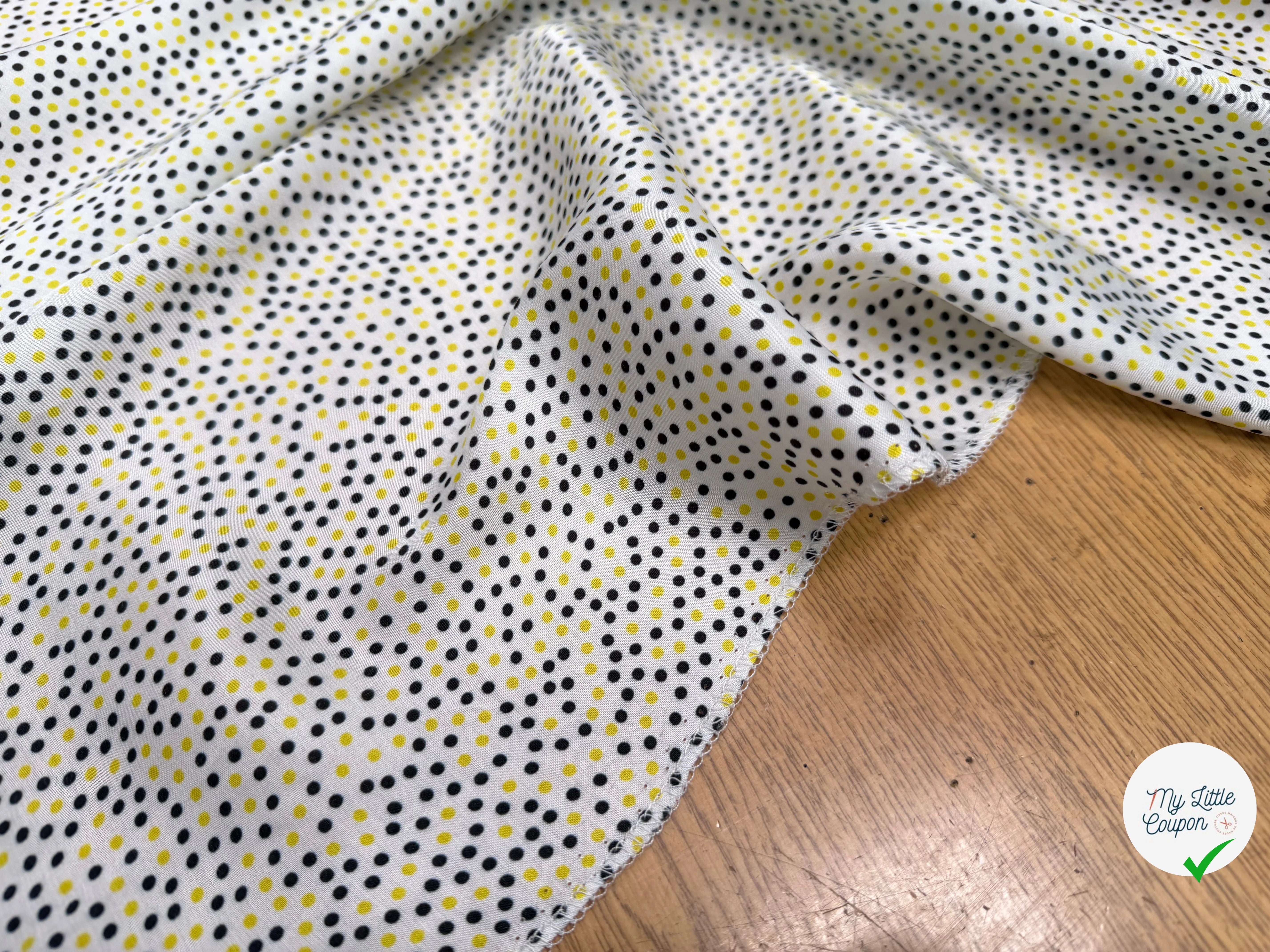 VISCOSE LEGREMENT SATINÉE FOND BLANC CERLES NOIR ET JAUNE QUALITÉ COMO - My Little Coupon