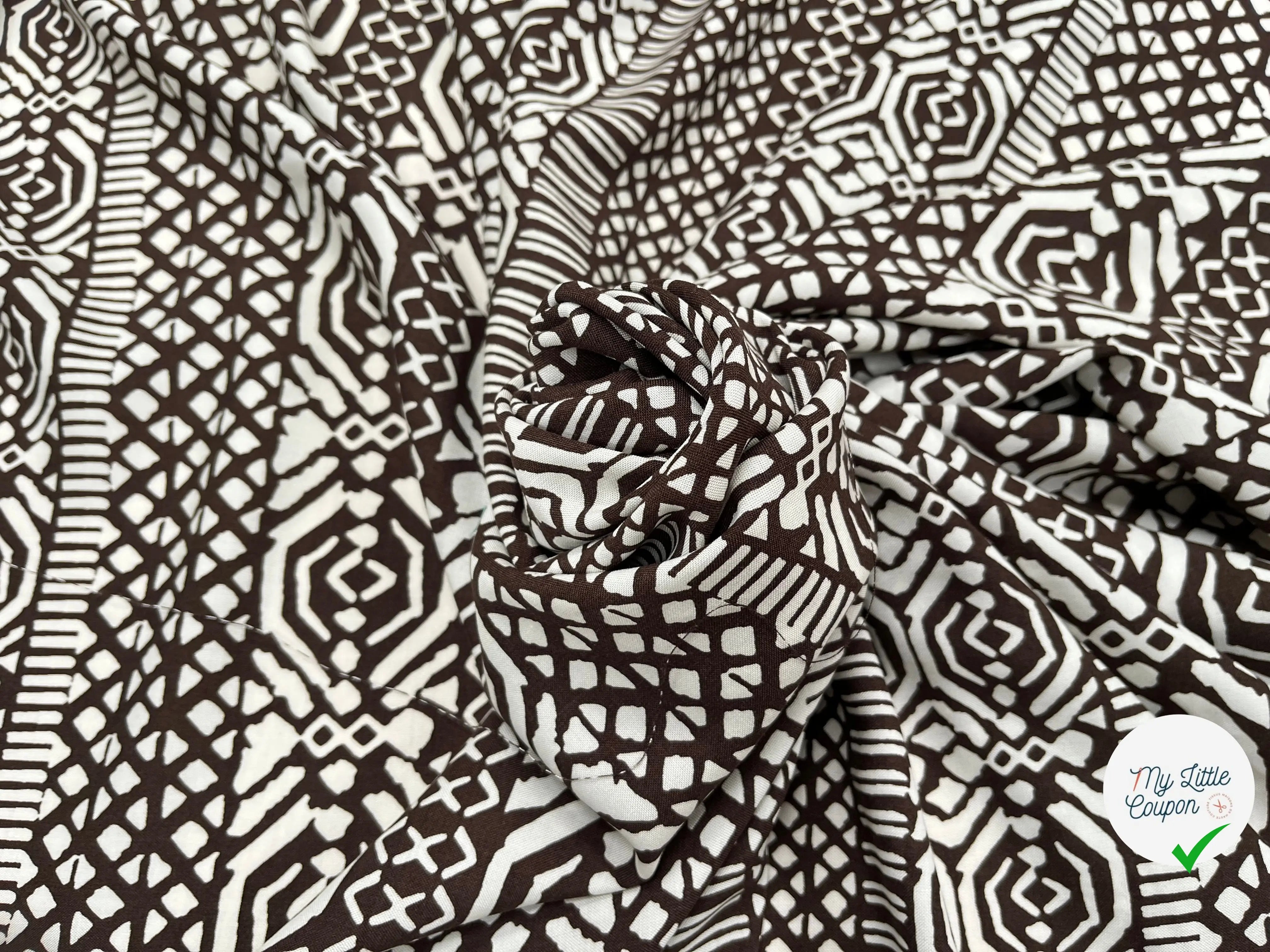 VISCOSE PEAU DE PÊCHE FOND MARRON MOTIFS BLANC - My Little Coupon