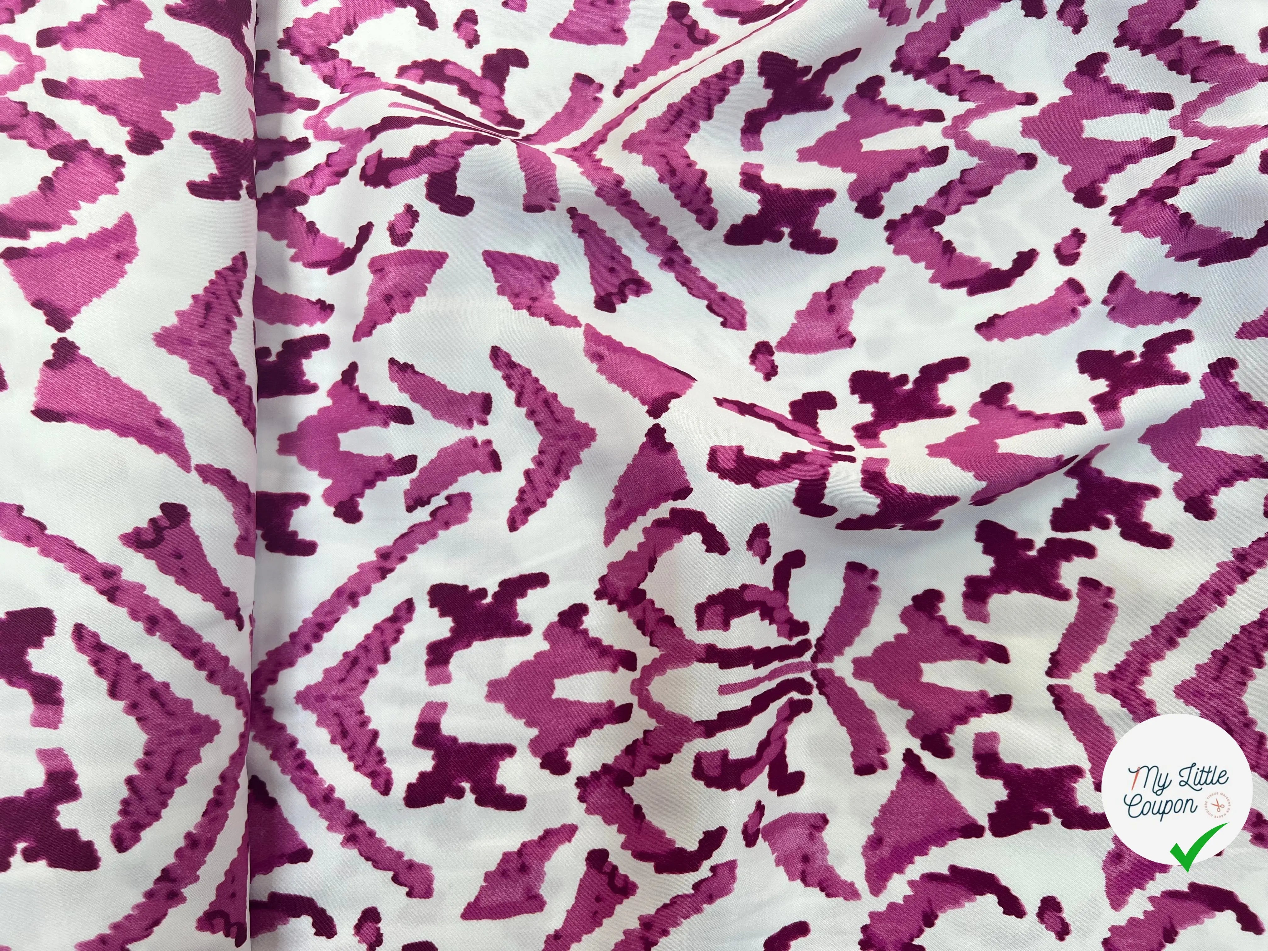 VISCOSE SATIN TISSU IMPRIMÉ TACHES FUCHSIA - My Little Coupon