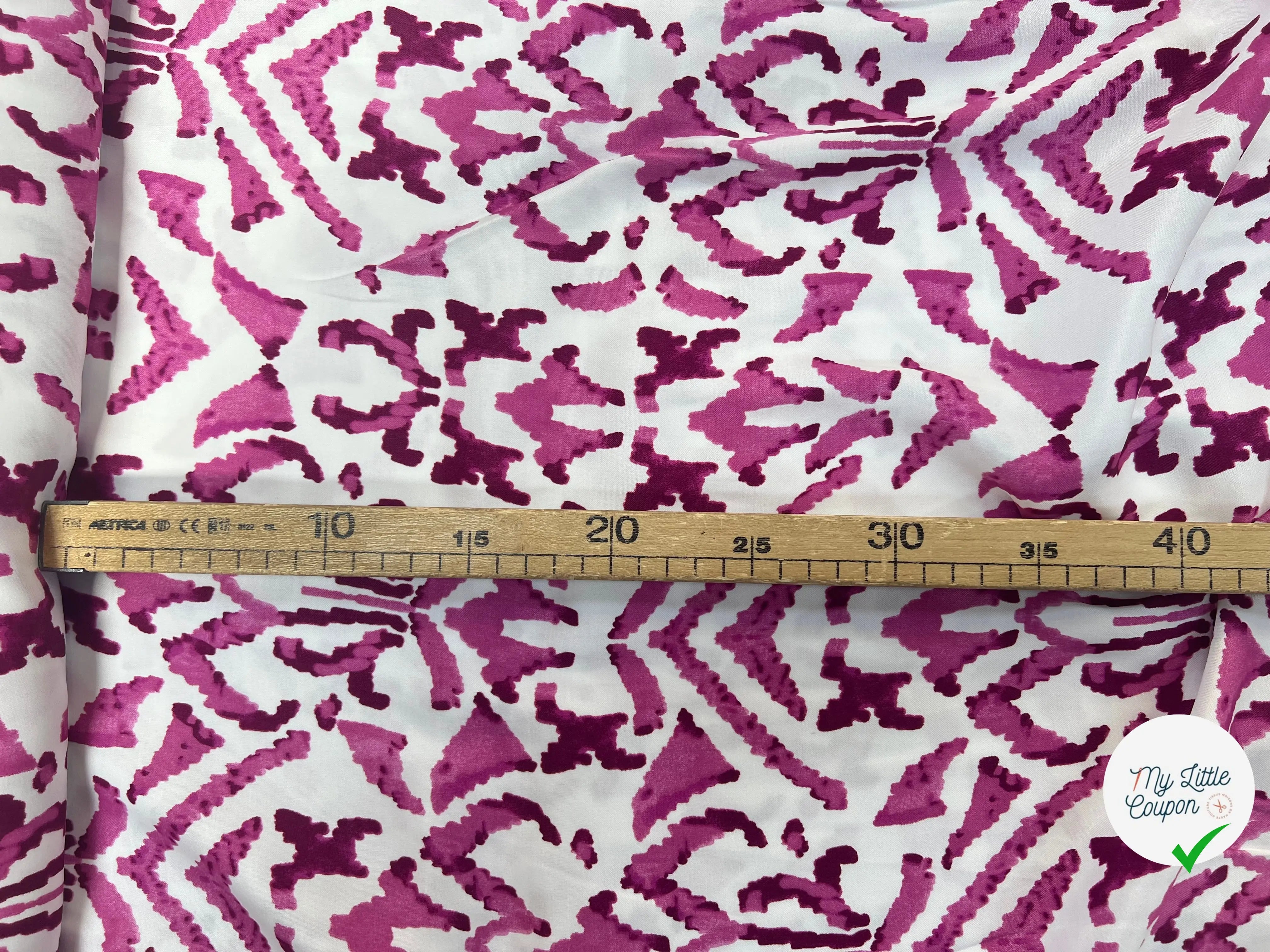 VISCOSE SATIN TISSU IMPRIMÉ TACHES FUCHSIA - My Little Coupon