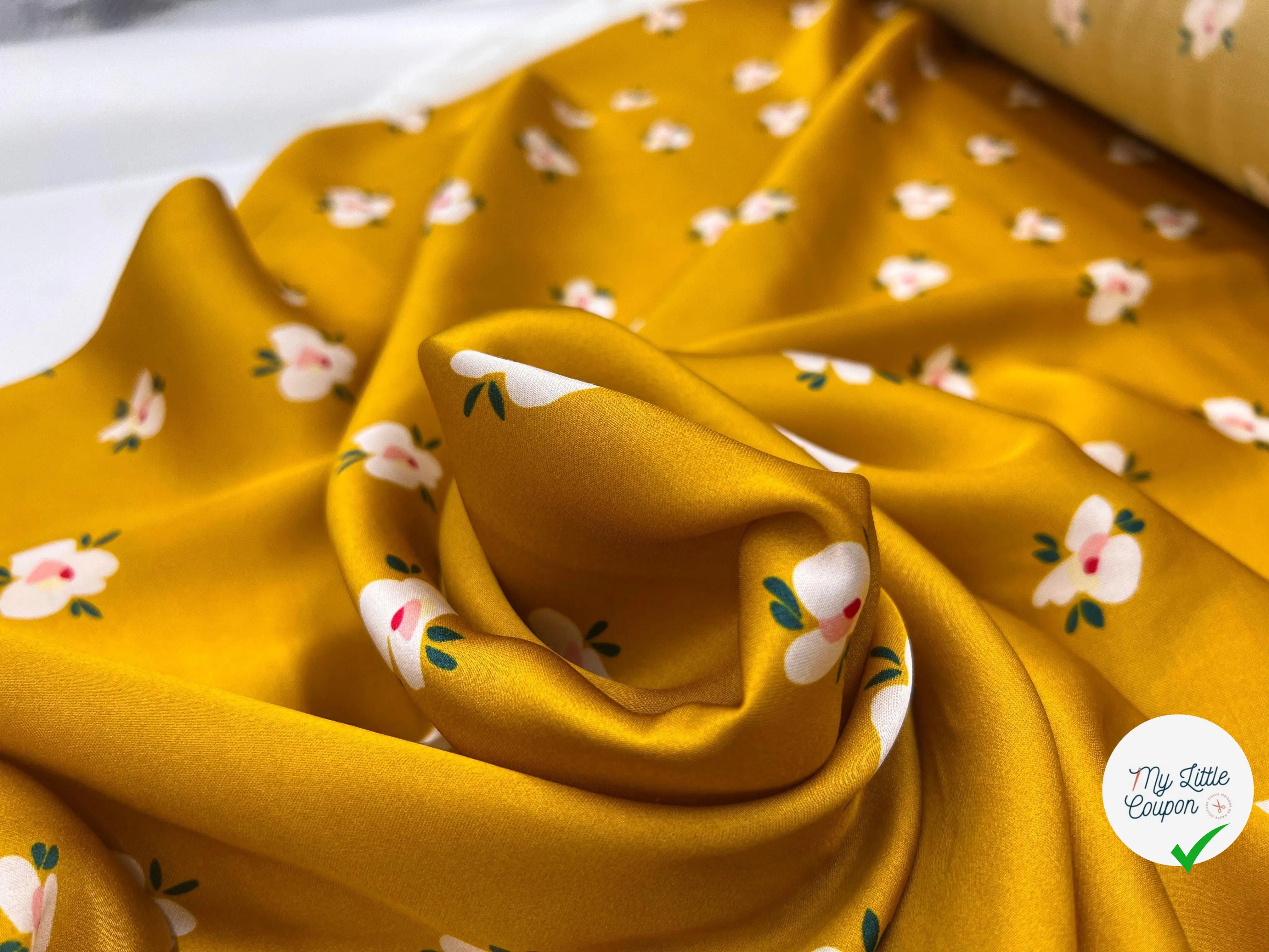 VISCOSE SATINÉE IMPRIMÉ PETITES FLEURS FOND BOUTON D'OR - My Little Coupon - tissu - coudre
