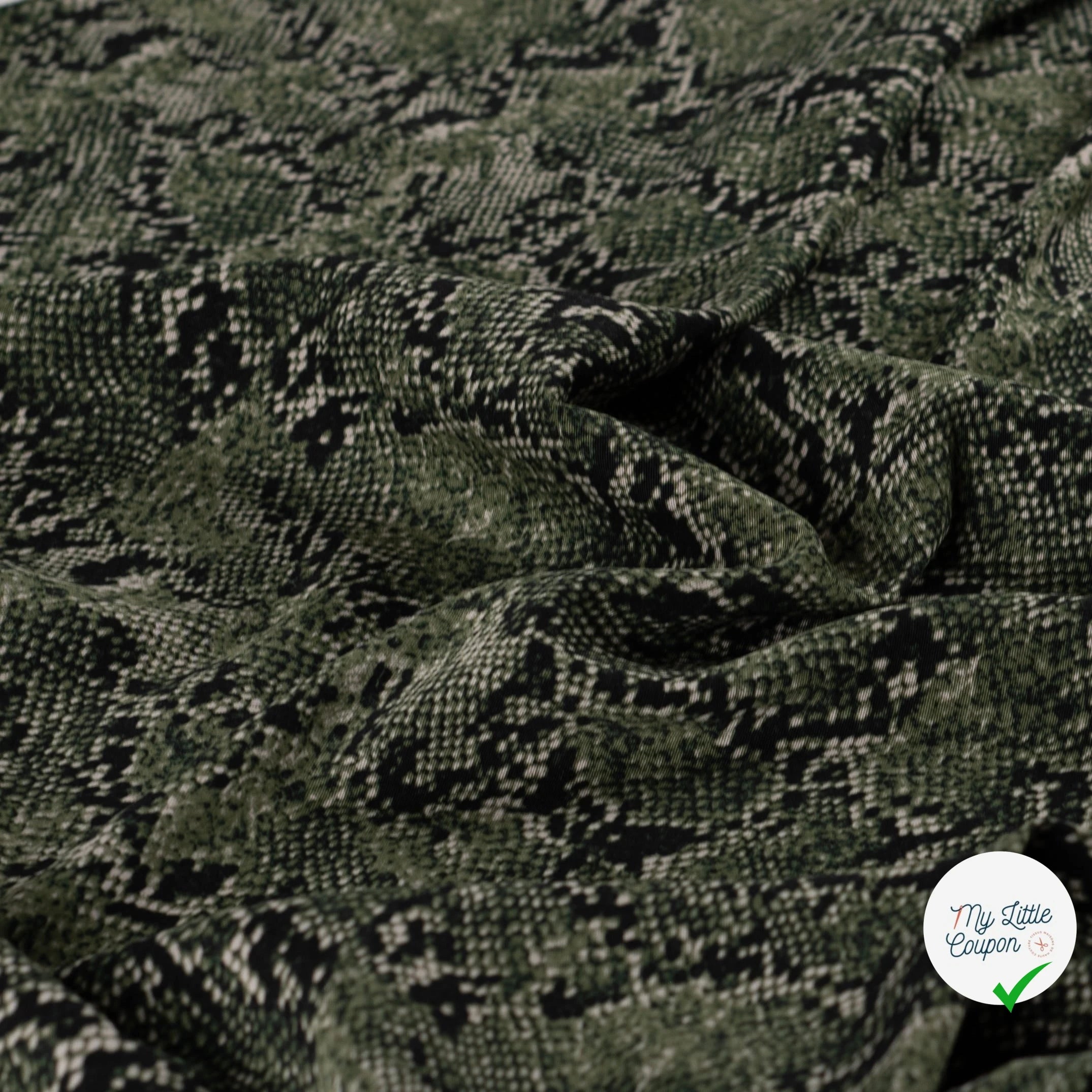 Viscose stretch imprimée serpent kaki - mise en situation