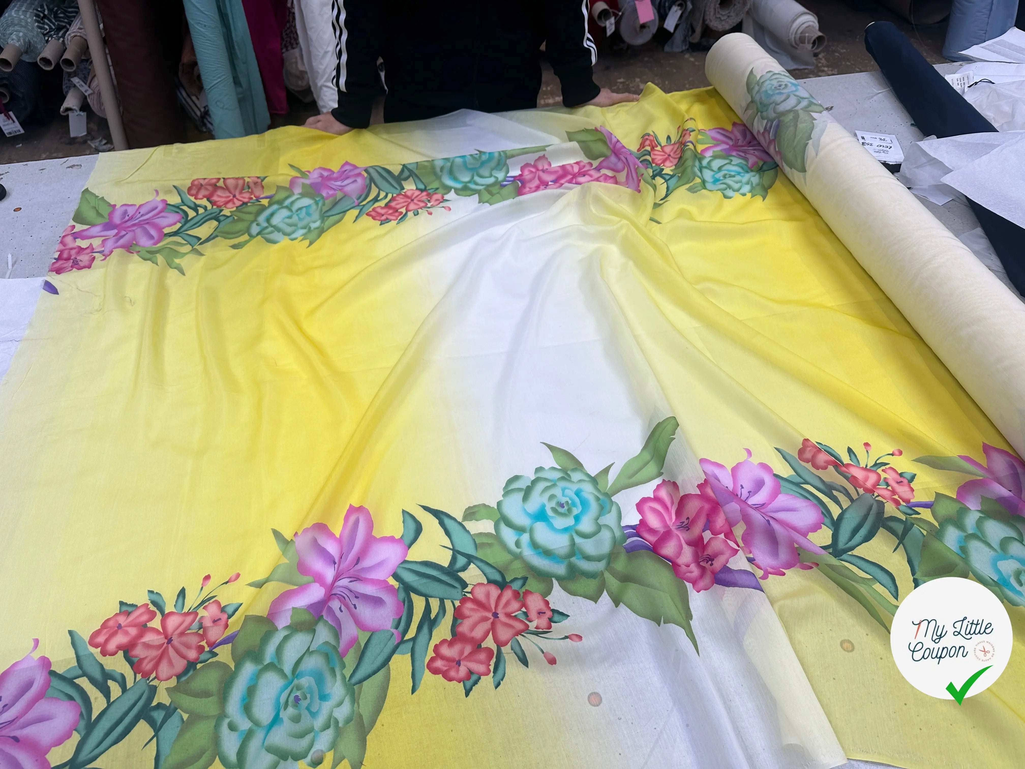 VOILAGE DE COTON SOIE BOUQUET DE FLEURS FOND JAUNE MLC INTERN