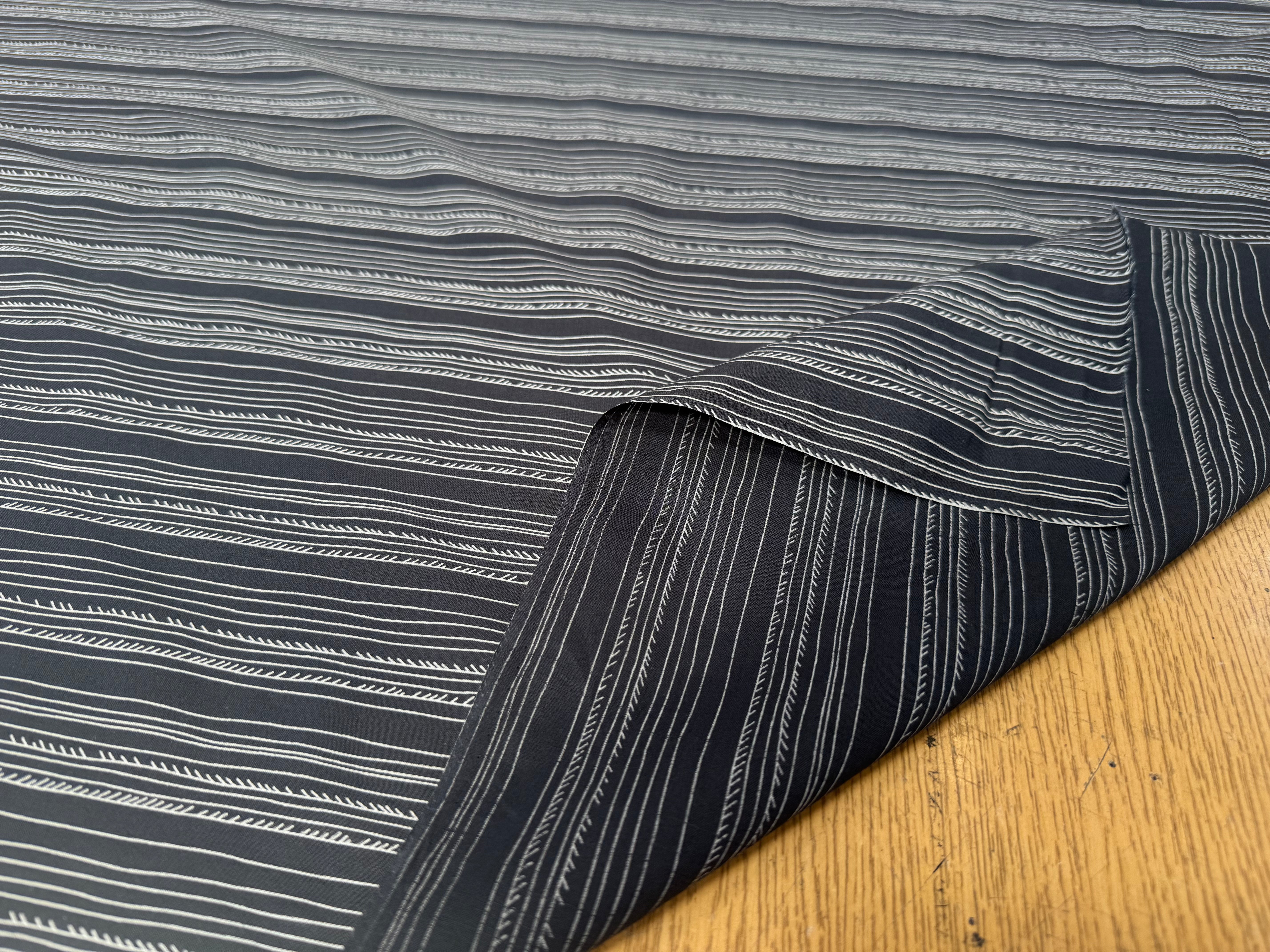 VOILE DE COTON FOND GRIS NAVY MOTIFS BLANC - My Little Coupon