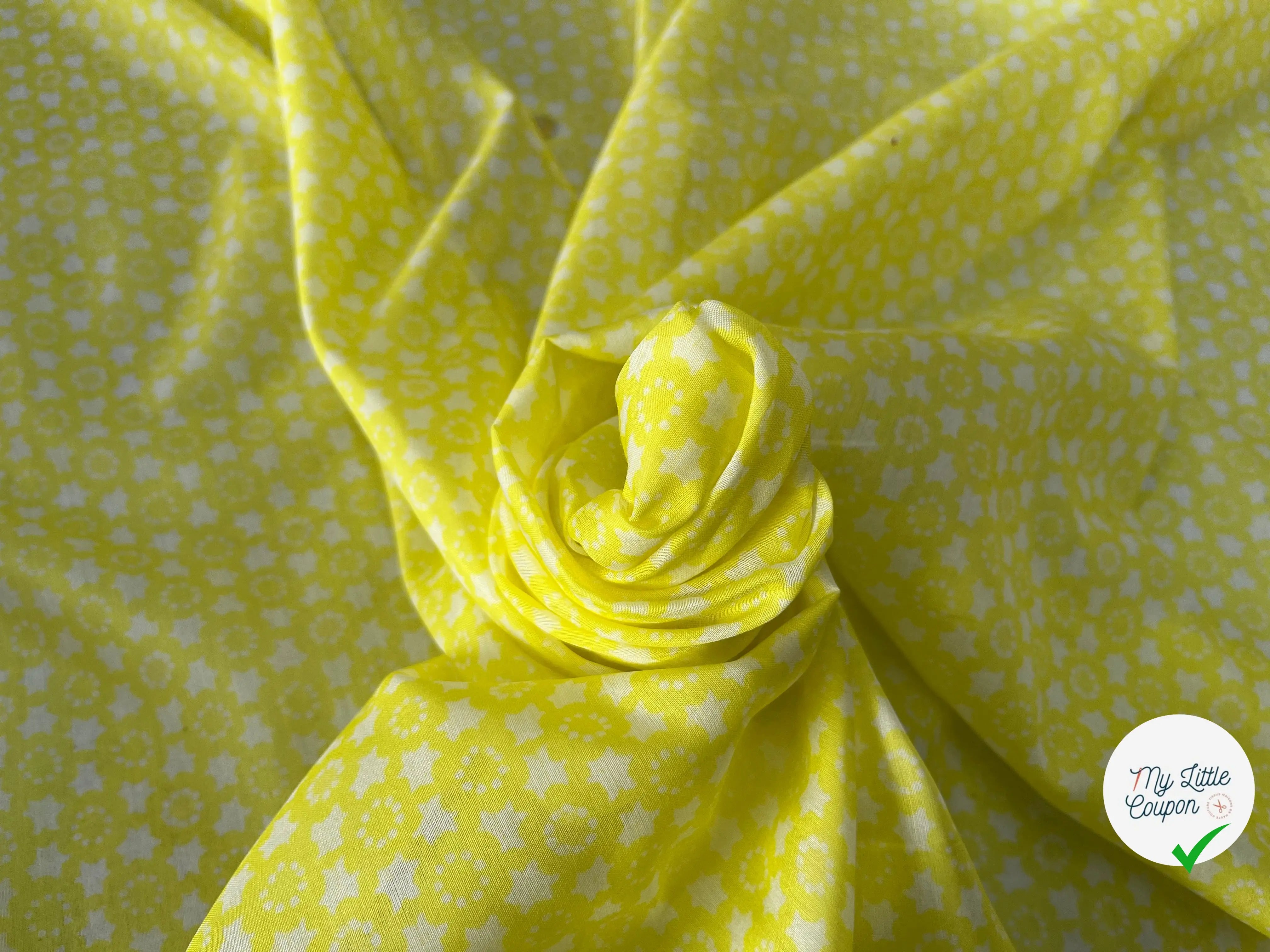 VOILE DE COTON FOND JAUNE PETITES ETOILES BLANCHES - My Little Coupon
