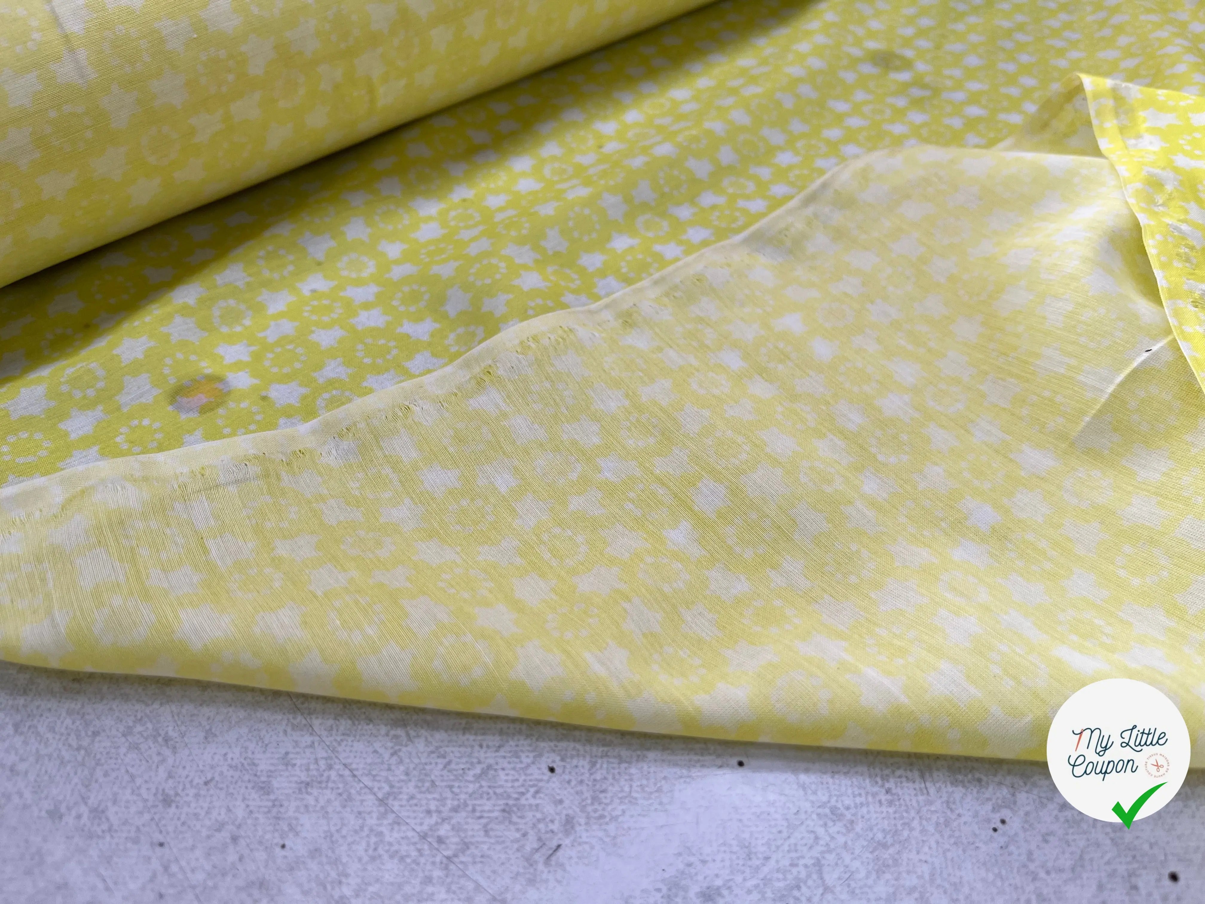 VOILE DE COTON FOND JAUNE PETITES ETOILES BLANCHES - My Little Coupon