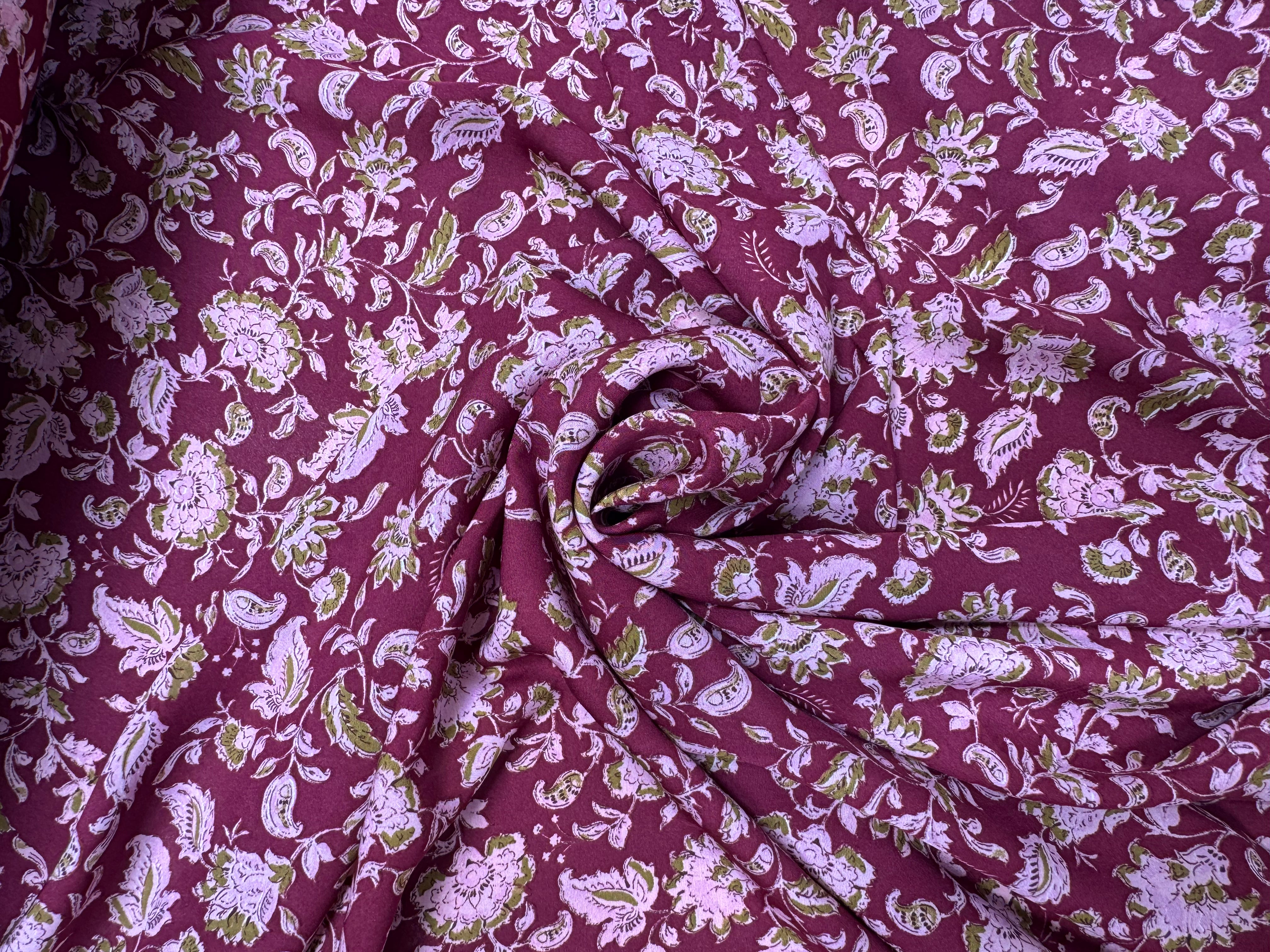 VOILE VISCOSE FOND BORDEAUX MOTIF FLEURS ROSE PALE - My Little Coupon