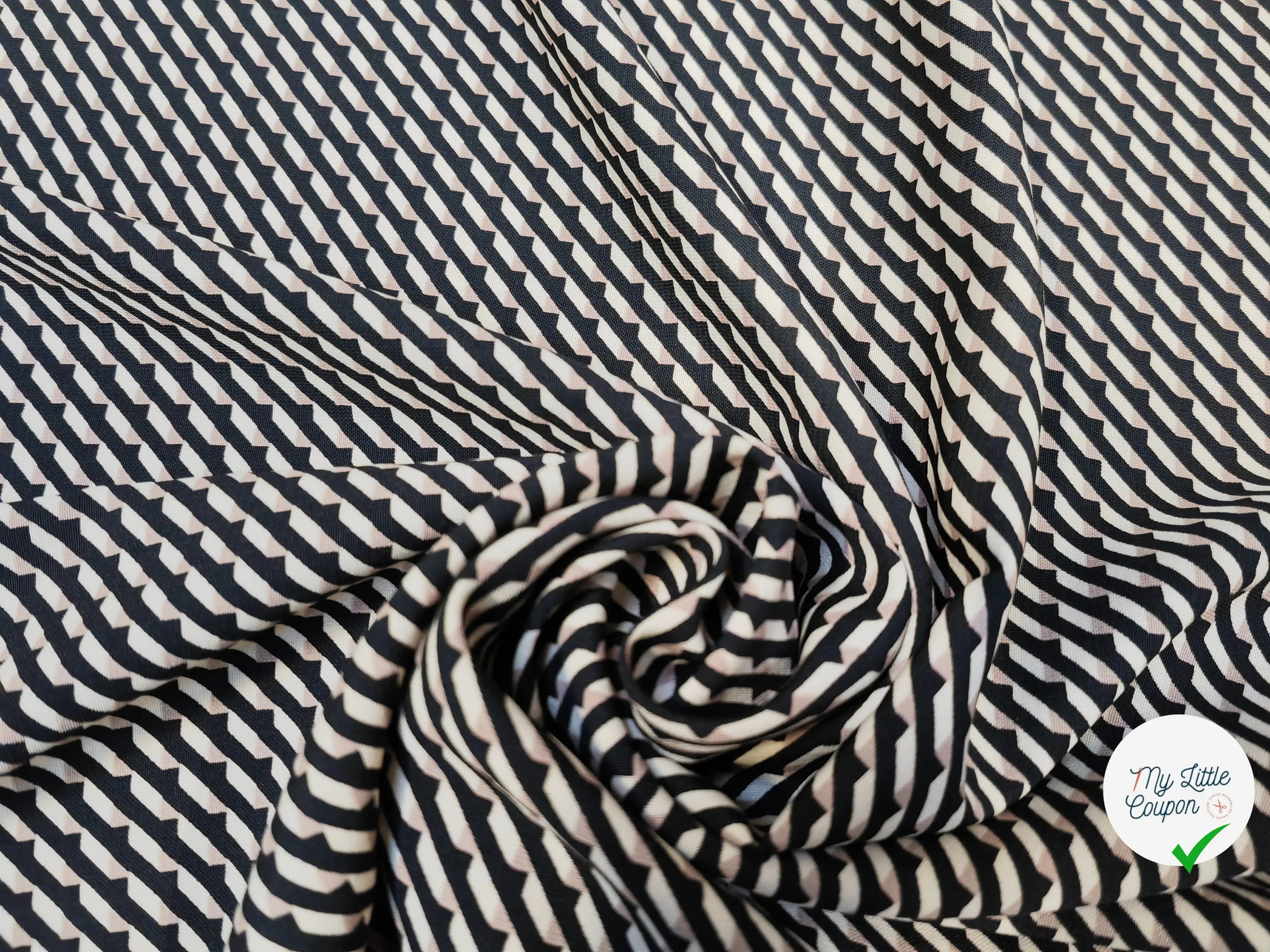 WOOLPEACH MOTIF RECTANGLE CROISÉ FOND NOIR - My Little Coupon