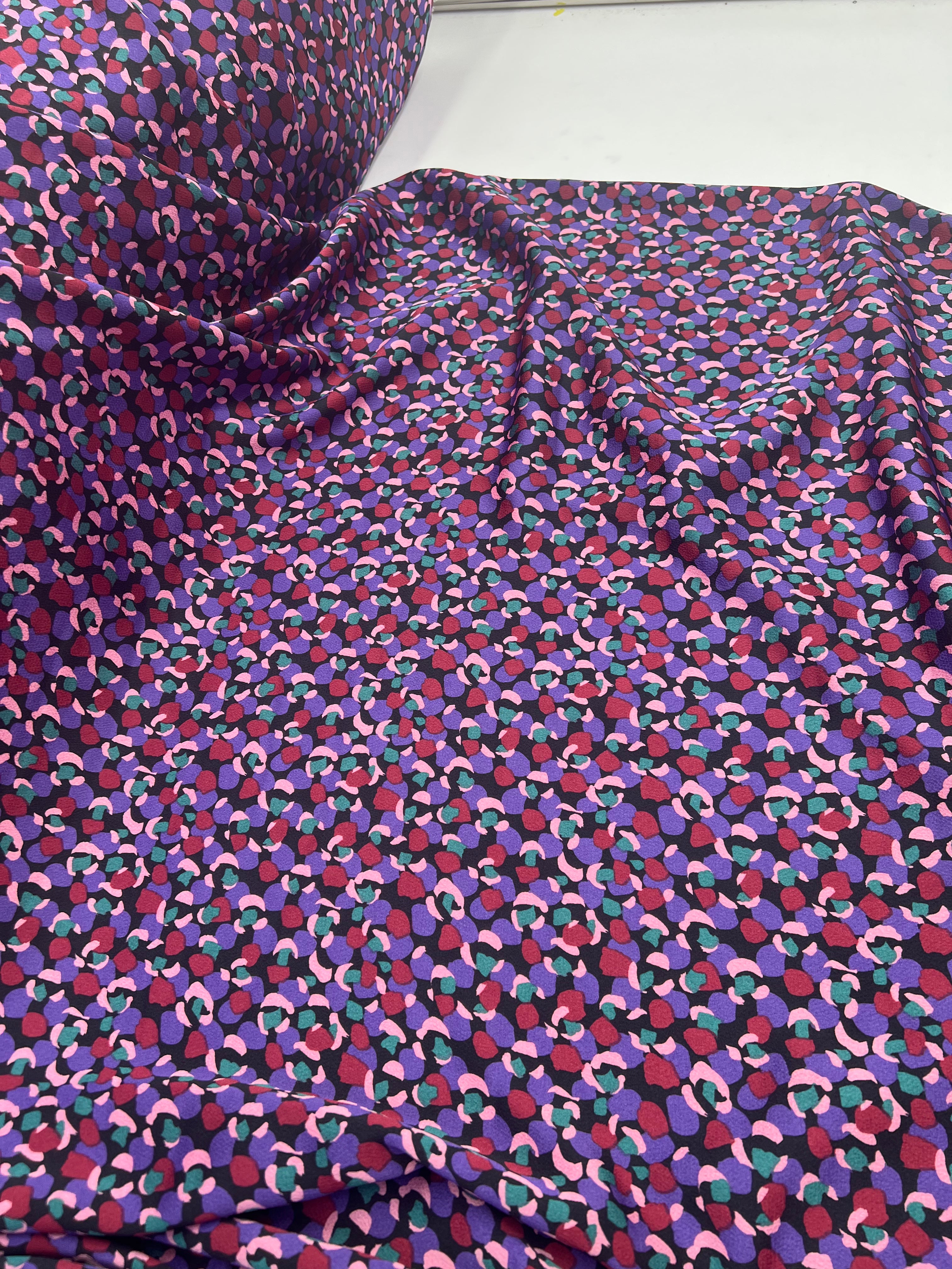(chute) CRÊPE MAROCAIN SETAV FONCÉ MOTIF BORDEAUX - My Little Coupon