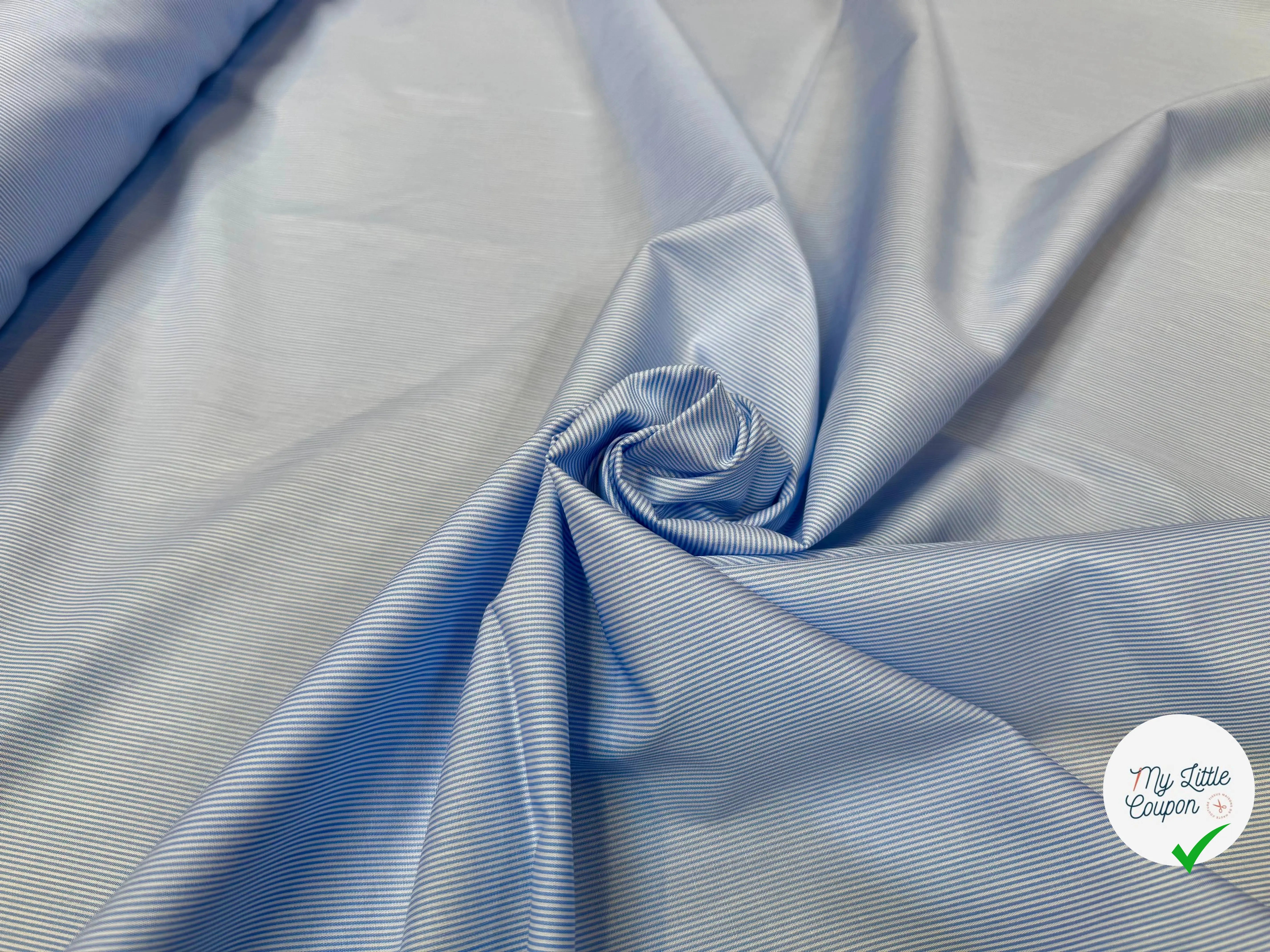 POPELINE DE COTON A 100% COTON A RAYURES BLANCHE ET BLEU CIEL - My Little Coupon