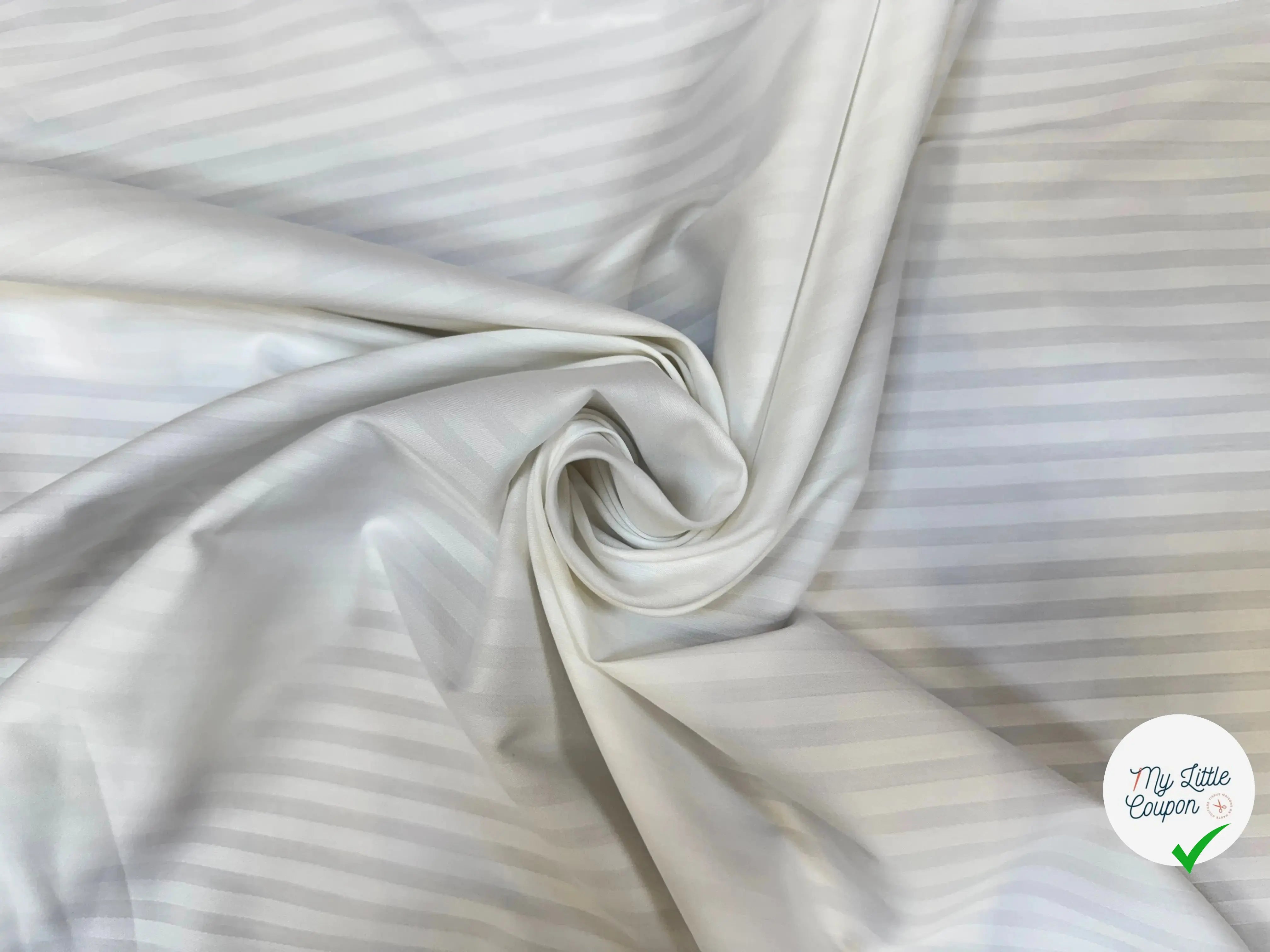 TISSU BLANC A RAYURES BLANCHES SATINÉS RÉGULIÈRES (EFFET MARINIÈRE) - My Little Coupon