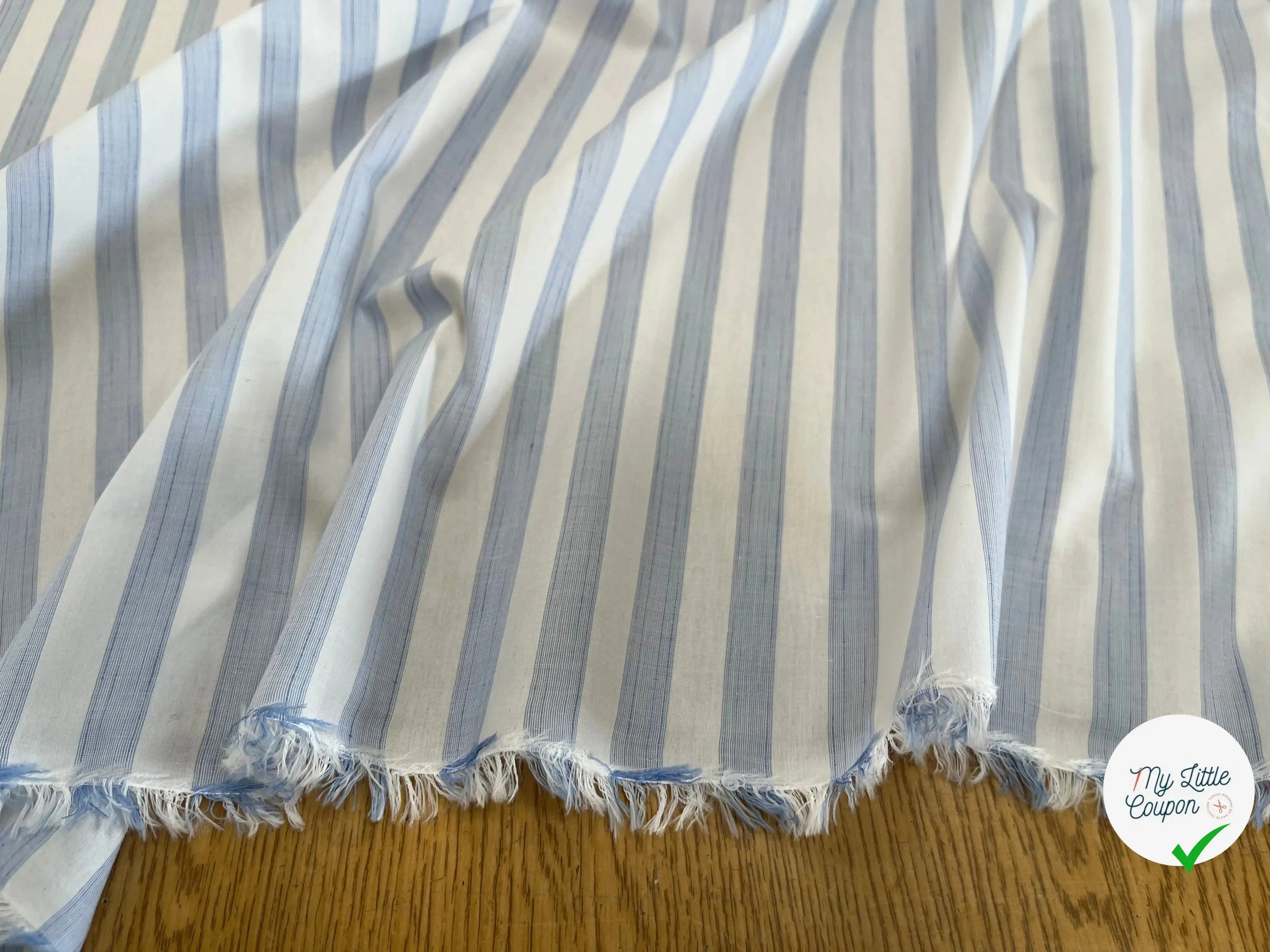 TISSU COTONLIN À GROSSE RAYURE BLEU CIEL BLANC - My Little Coupon