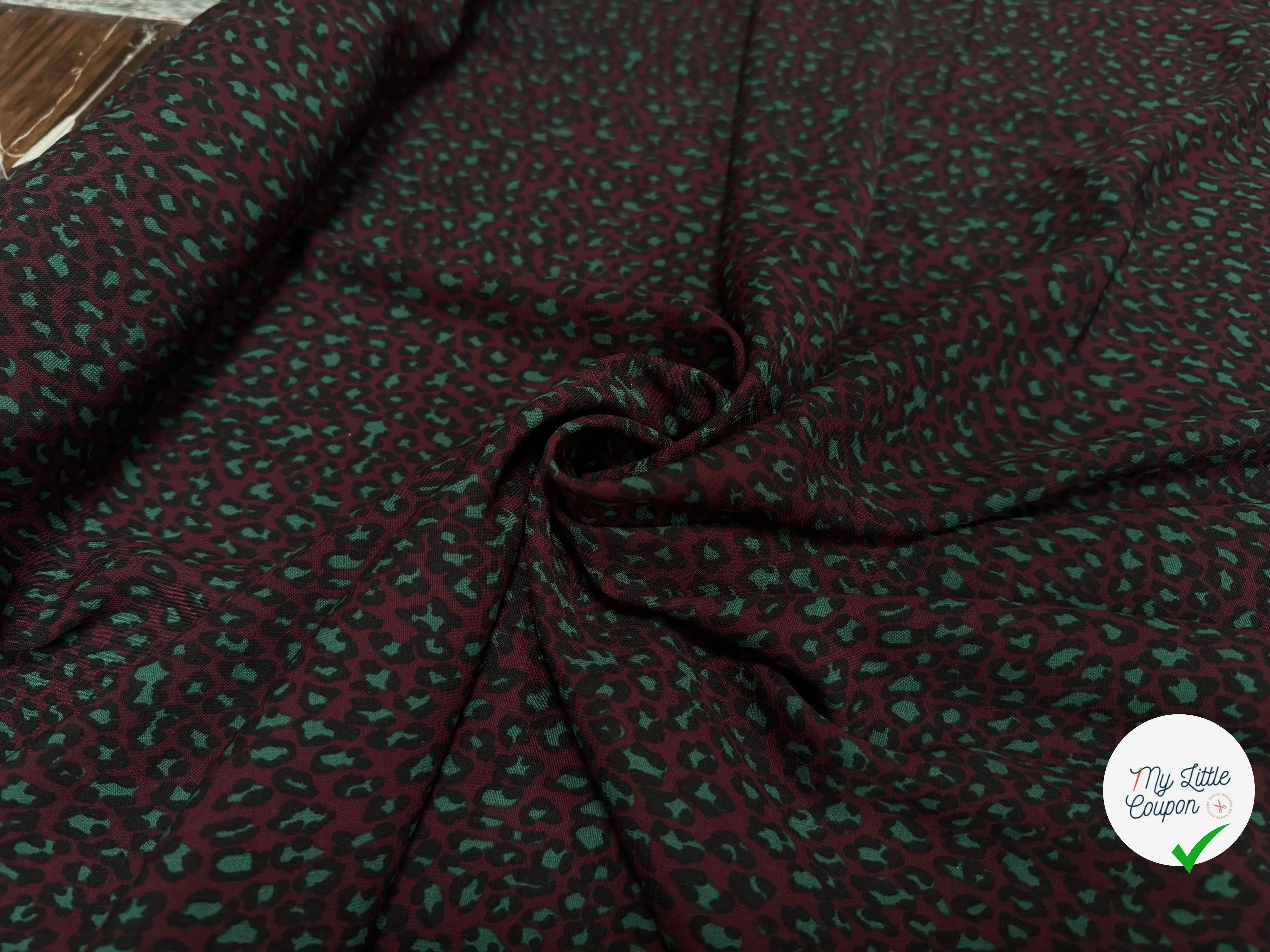 TISSU FLUIDE TOUCHÉ PEAU DE PÊCHE IMPRIMÉ LÉOPARD SUR FOND VIOLET - My Little Coupon